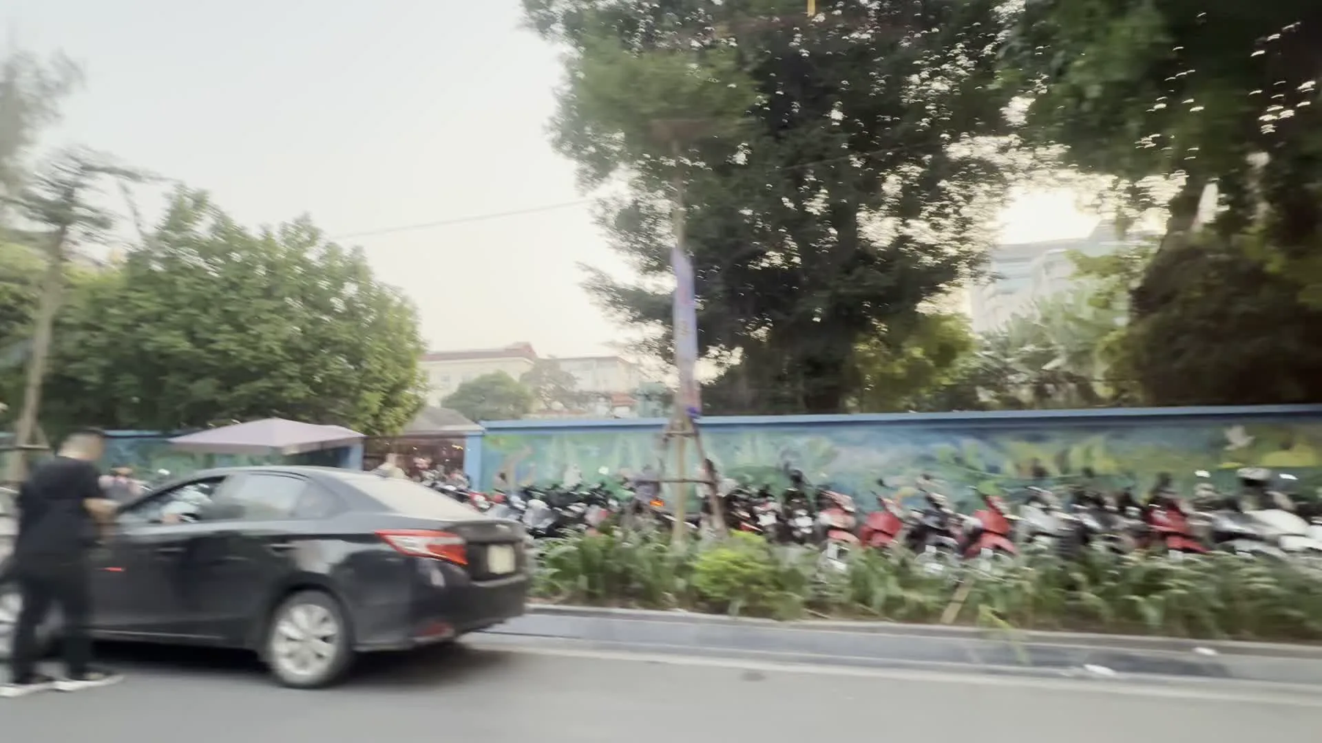 Kem Tràng Tiền, since 1958（ケム・チャンティエン、1958年創業のアイスクリーム店）。The 33 / 19.90 BISTRO & RESTAURANT（ザ・サーティースリー / 19.90 ビストロ＆レストラン）。STORY OF HANOI（ハノイの物語 - 店舗のコンセプト文句）。ĐIỂM TRÔNG GIỮ XE MÁY - XE ĐẠP（バイク・自転車駐車場）