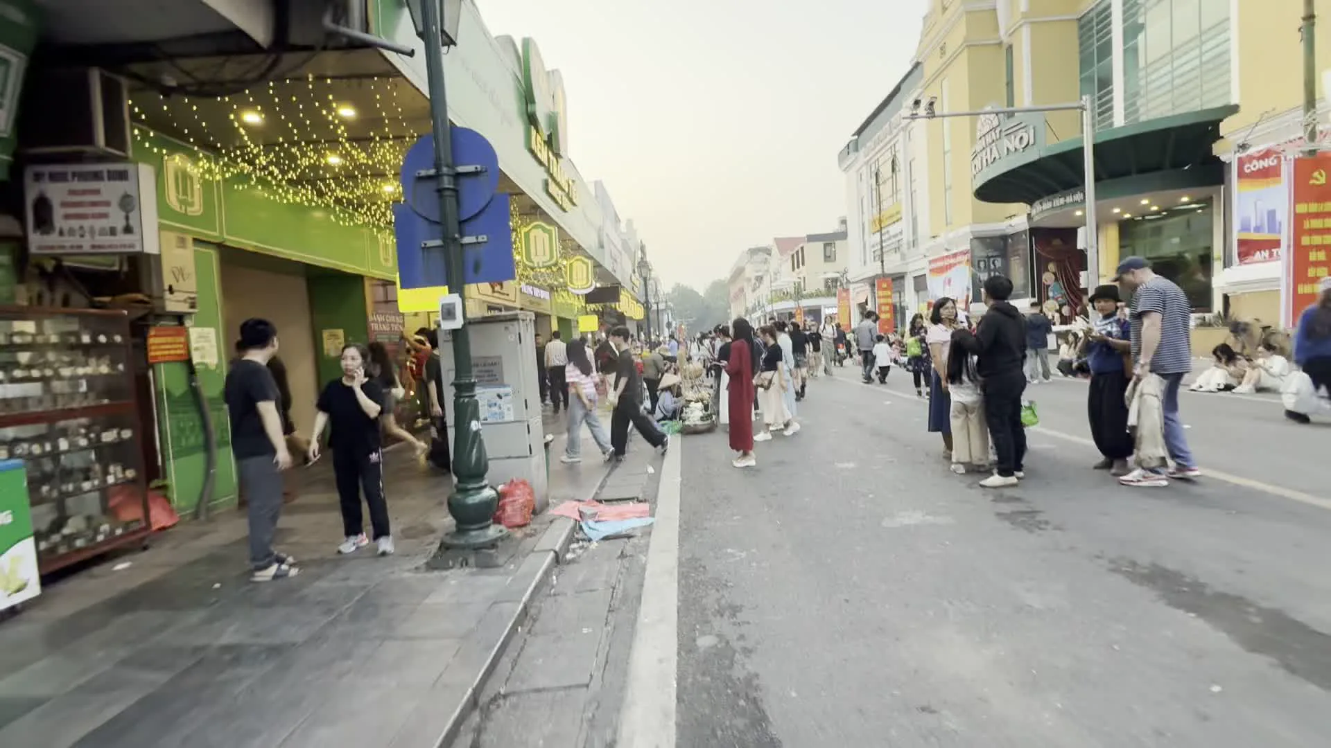 Kem Tràng Tiền (チャンティエン・アイスクリーム)。Phố Tràng Tiền (チャンティエン通り)。Hanoi Art Gallery (ハノイ・アートギャラリー)。Circle K (サークルK)