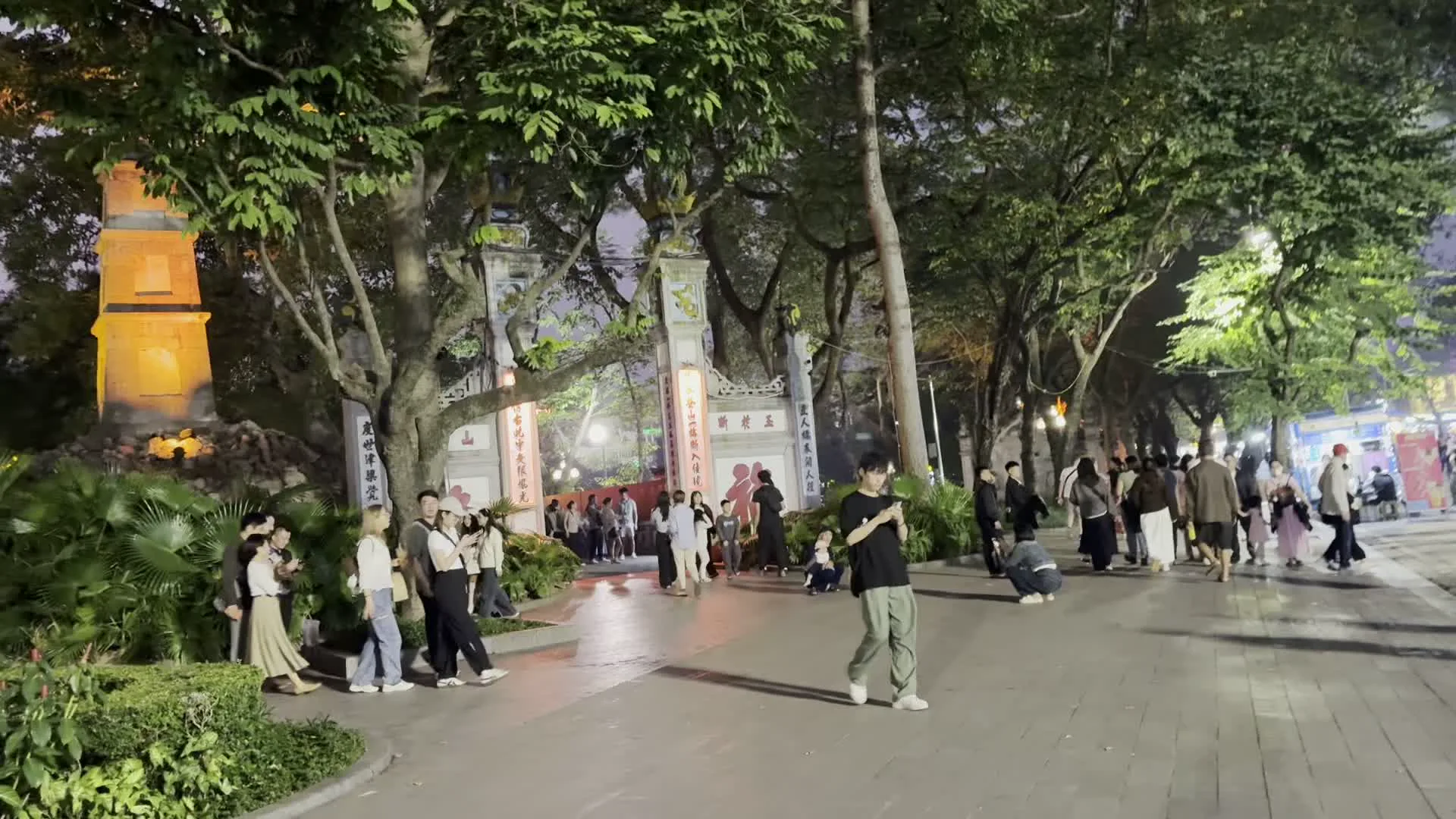 Đền Ngọc Sơn (玉山祠)。Tháp Bút (筆塔)。Nghi Môn (儀門)