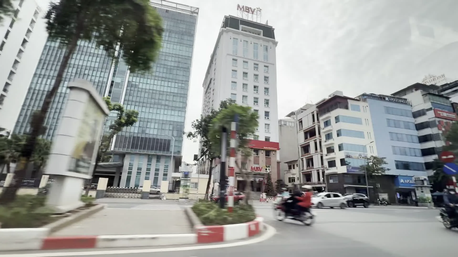 MBV（メルセデス・ベンツ・ベトナムのビル）。Apollo English（アポロ・イングリッシュ、英語学校）。INDOCHINE（インドシナ、ビル名または店舗名）。IELTS（アイエルツ、英語能力試験に関する看板）