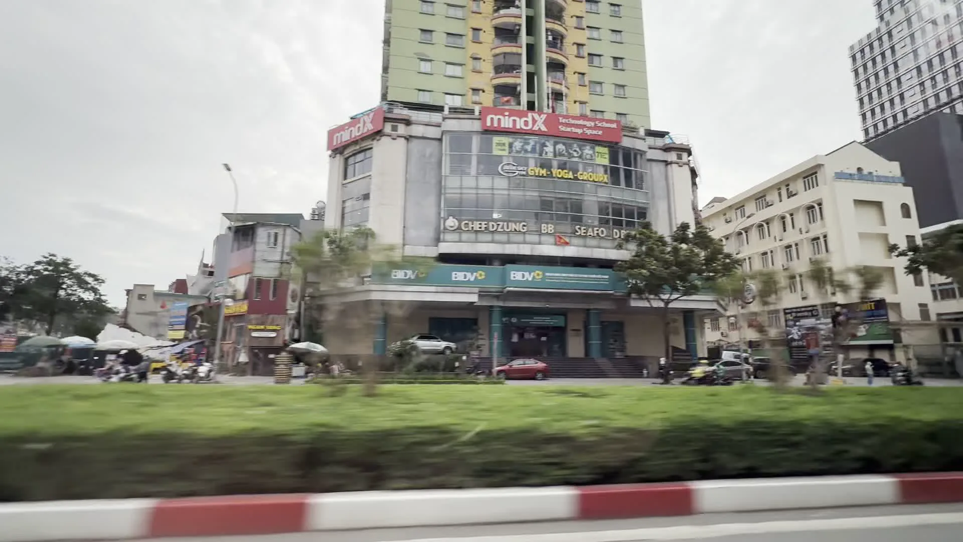 mindX (マインドエックス、テクノロジースクール)。BIDV (Ngân hàng Thương mại cổ phần Đầu tư và Phát triển Việt Nam / ベトナム投資開発銀行)。CHEF DZUNG (シェフ・ズン、レストラン名)。Discovery Complex (ディスカバリー・コンプレックス、ハノイ市カウザイ区の複合高層ビル)