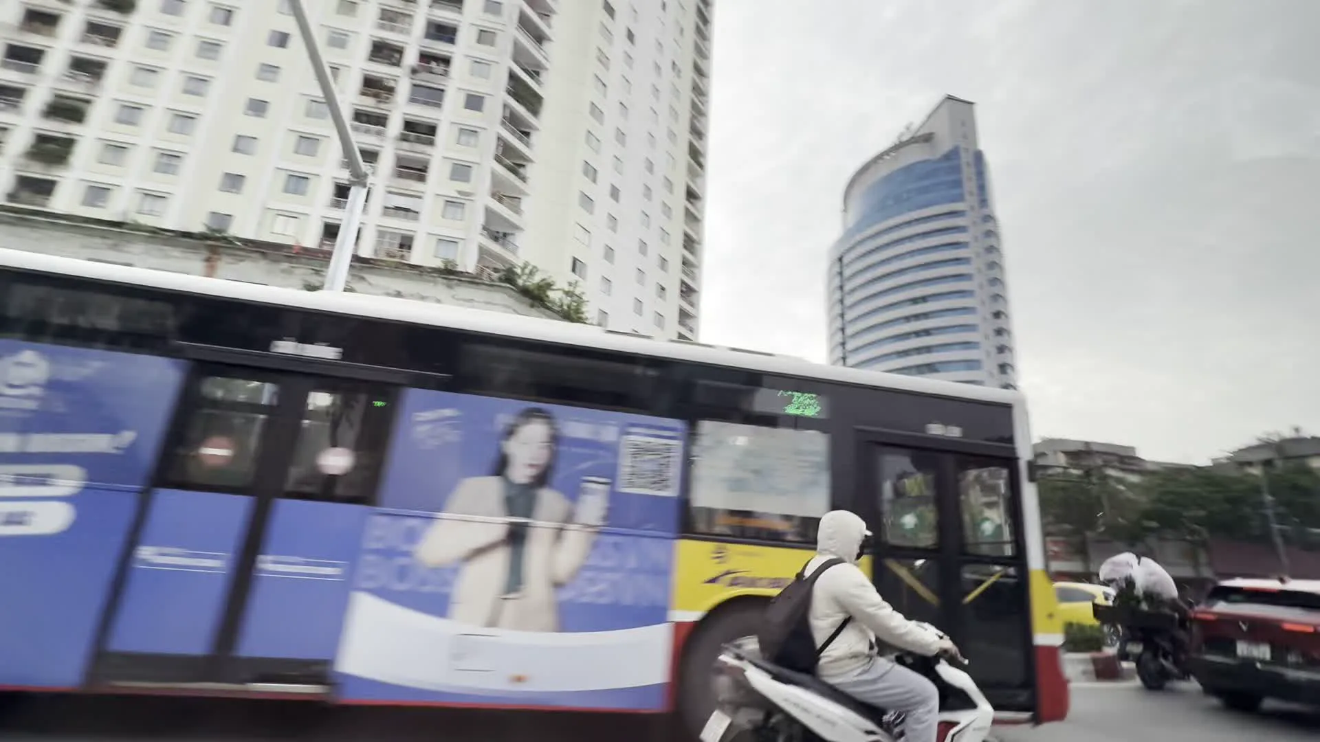 Mipec Tower（ミーペックタワー）。Ngã tư Sở（ンガートゥーソー交差点）。VPBank（VPバンク）