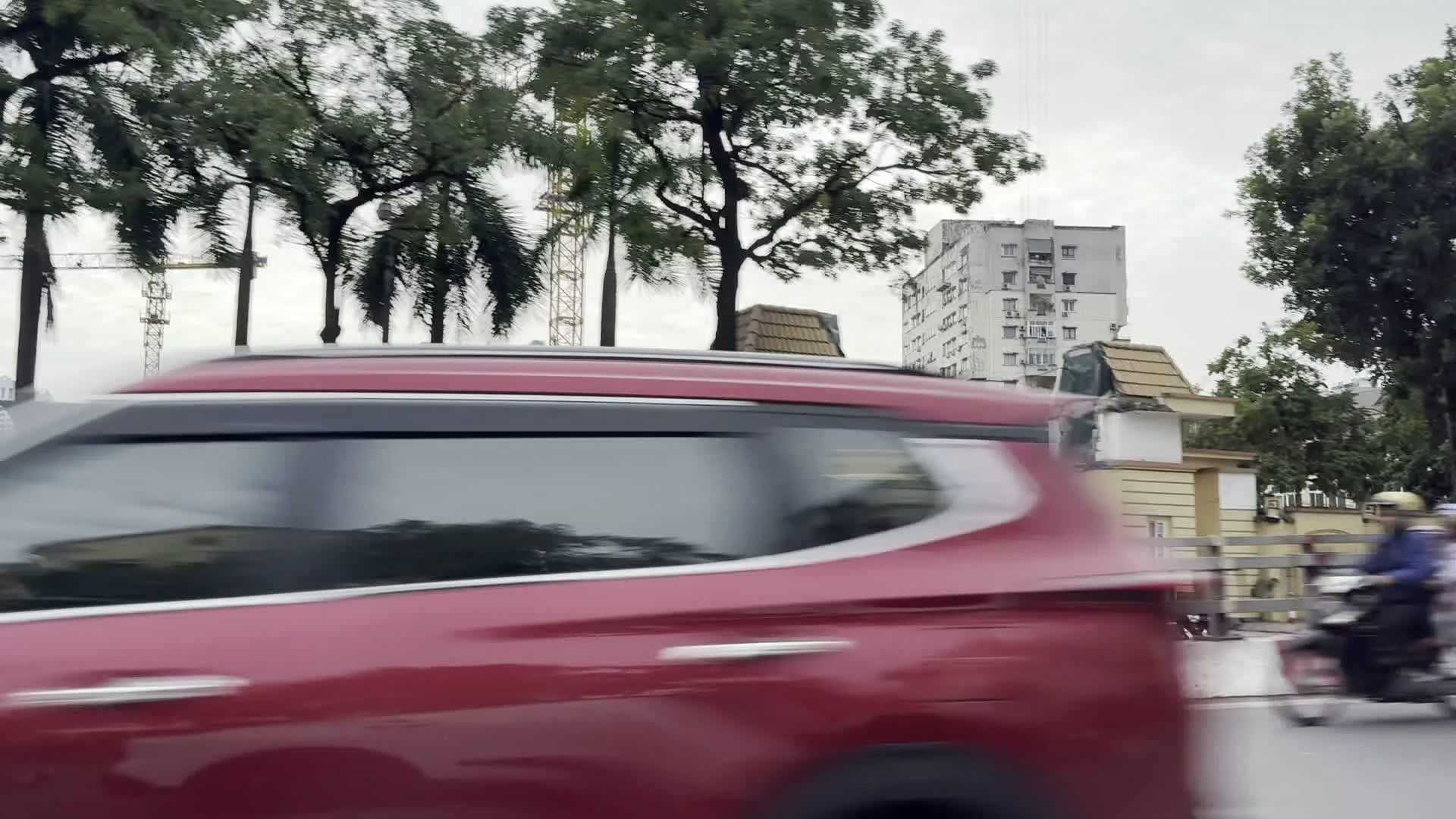 LPBank（LPバンクの広告看板）。Showroom EMC Eurowindow（Eurowindow社のEMCショールーム）。Cửa nhôm, Cửa nhựa, Cửa gỗ（アルミドア、プラスチックドア、木製ドアの看板）。PONDO / THE GIỚI NỘI THẤT（インテリアショップ「PONDO」/ インテリアの世界）