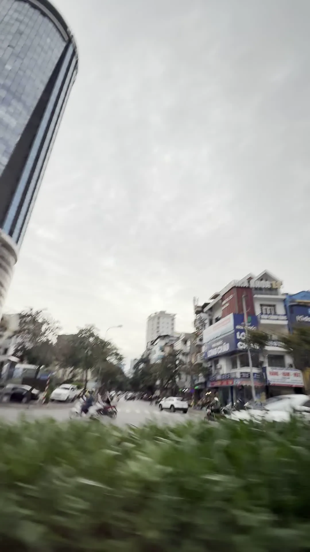 NHÀ THUỐC FPT LONG CHÂU（FPTロンチャウ薬局）。KidsPlaza（キッズプラザ - ベビー・マタニティ用品店）。Mẹ bầu & Em bé（妊婦さんと赤ちゃん - KidsPlazaのキャッチコピー）。NHÀ KHOA PARIS（パリ歯科）。RĂNG - HÀM - MẶT（歯・顎・顔 - 歯科・口腔外科を示す表示）。ĐIỆN THOẠI TUẤN HƯNG（トゥアンフン携帯電話）。LOVEKIDS（ラブキッズ - 子供向け店舗）。IN PHOTO（写真印刷）