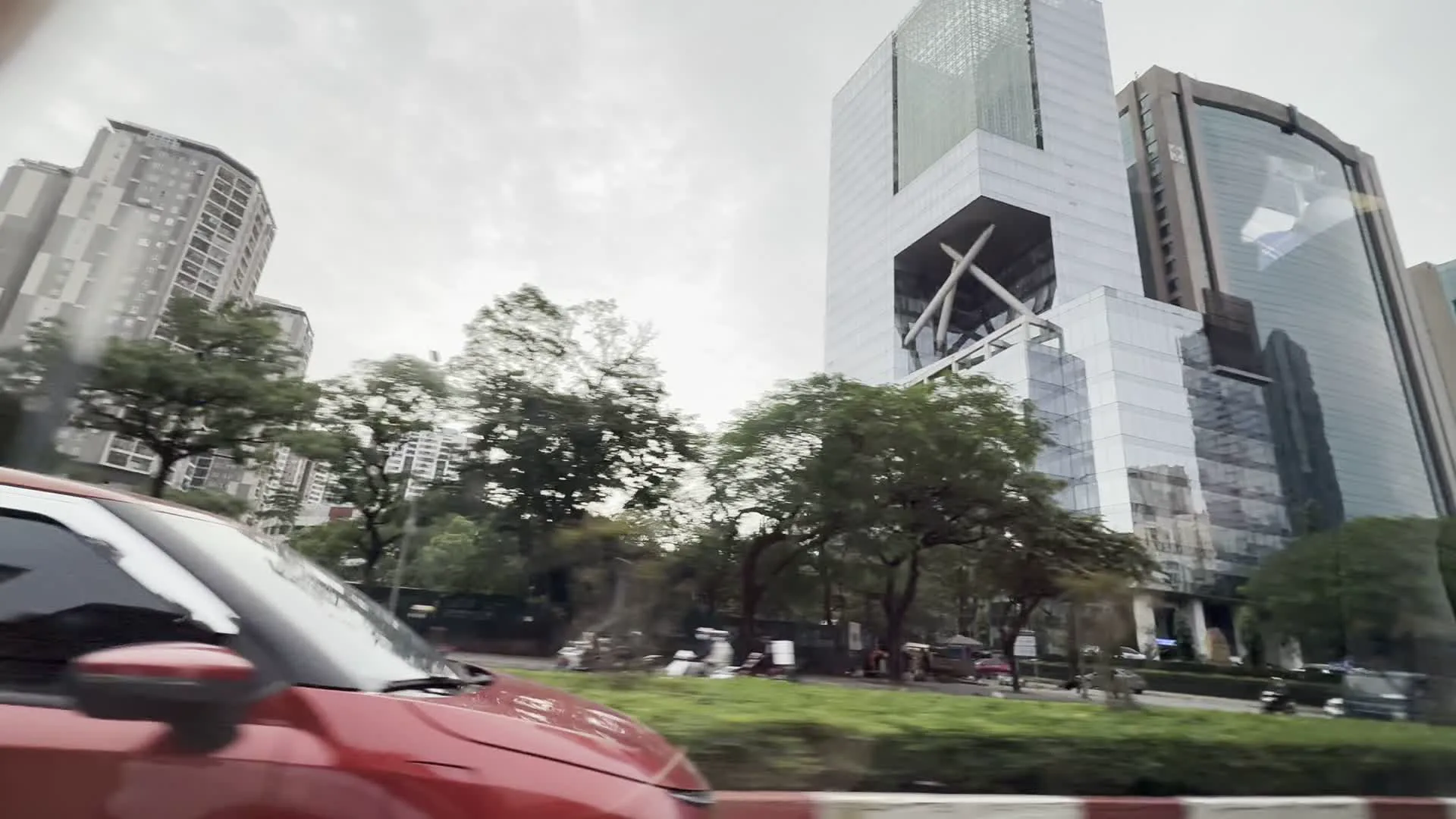 Tòa nhà PVI (PVIタワー)。Tòa nhà CMC (CMCタワー)。Xe ô tô VinFast (ビンファスト社の自動車)