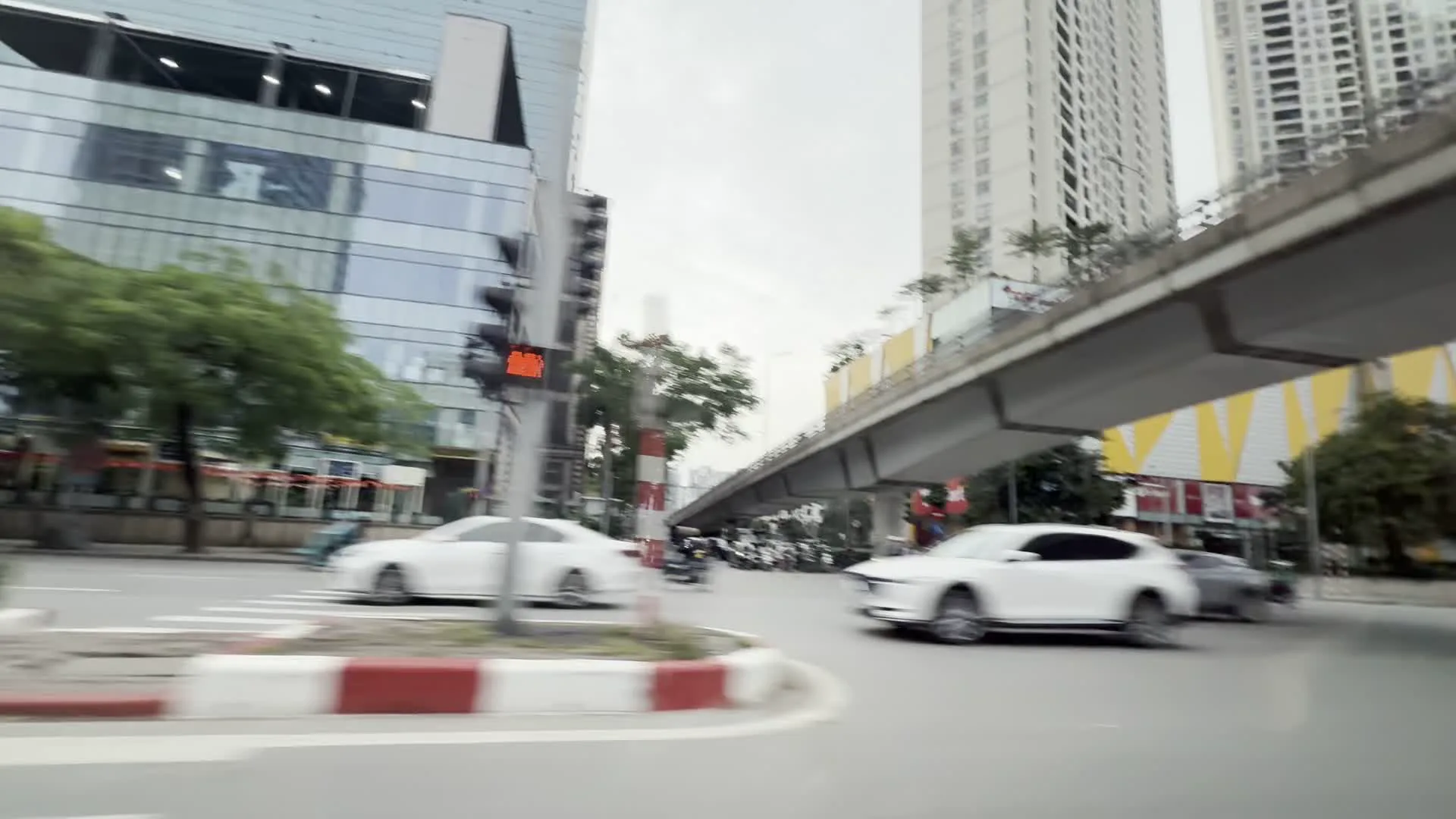 Vincom Mega Mall Smart City（ビンコムメガモール・スマートシティ）。Vinhomes Smart City（ビンホームズ・スマートシティ）。Đường sắt đô thị Hà Nội（ハノイ都市鉄道）