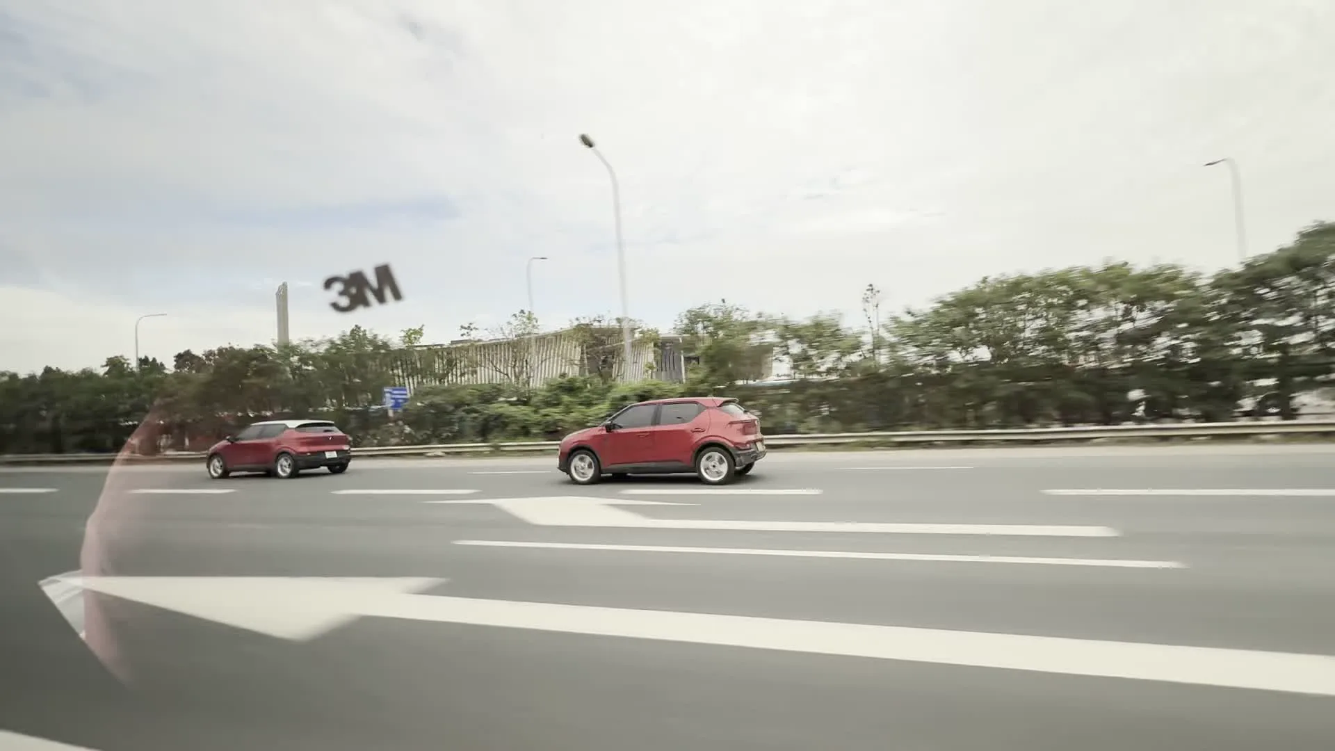 Đại lộ Thăng Long (タンロン大通り)。Trung tâm Hội nghị Quốc gia Việt Nam (ベトナム国家会議センター)。Bảo tàng Hà Nội (ハノイ博物館)