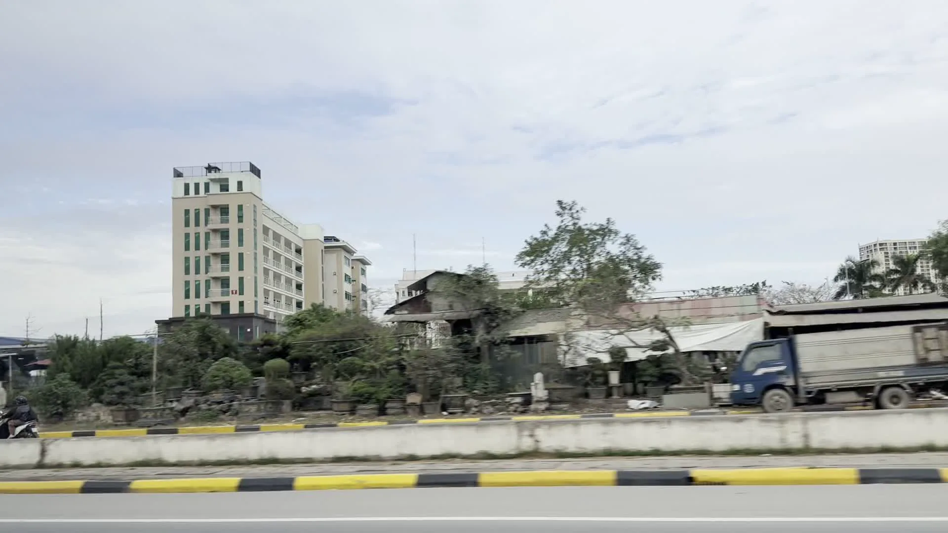 Biển báo giới hạn chiều cao 4.0m（高さ制限4.0mの交通標識）。SỬA XE MÁY（「バイク修理」を意味する落書き）