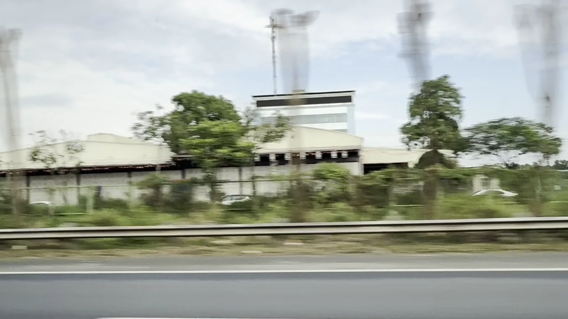 CÔNG TY THUỐC ... LONG（〇〇ロン製薬会社の看板）。BẢO AN EXPRESS / VẬN CHUYỂN BẮC - TRUNG - NAM（バオアン・エクスプレス / 北部-中部-南部 輸送サービスの看板）