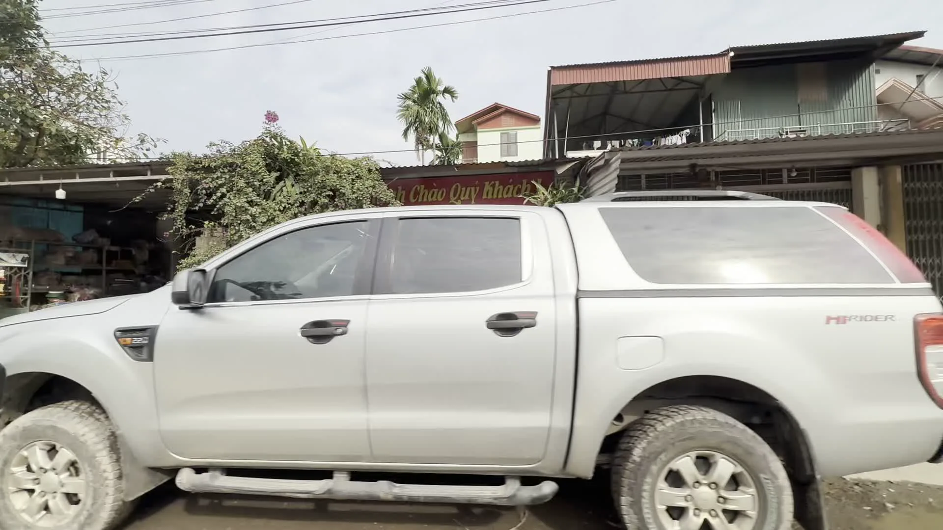 Kính Chào Quý Khách（お客様、ようこそ）。MOTEL 24H（モーテル24H）。ALOHA Food & Coffee（アロハ・フード＆コーヒー）。Đầm Lung（ダムルン、地名または関連施設名）