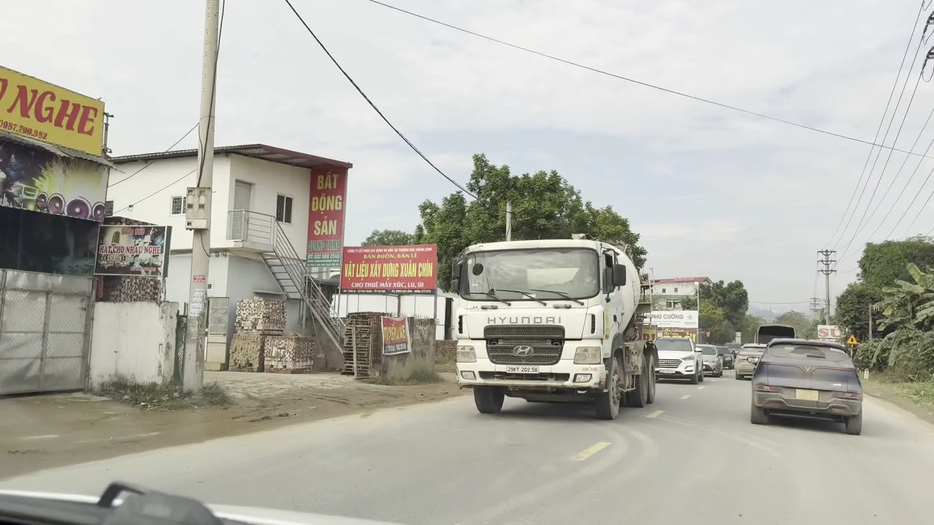 VẬT LIỆU XÂY DỰNG XUÂN CHÍNH（スアン・チン建材）。Black Villa（ブラックヴィラ - ホアビン省ルオンソン県にあるリゾートヴィラ）