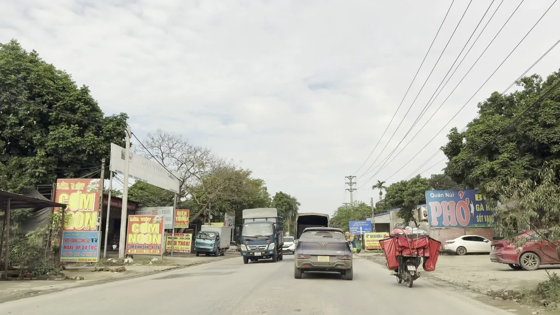 Làng văn hóa - Du lịch các Dân tộc Việt Nam 4km / Suối Ngọc - Vua Bà 5km / Hòa Lạc 5km（ベトナム諸民族文化観光村まで4km、スオイ・ゴックおよびヴア・バ寺院方面へ5km、ホアラックまで5kmを示す道路標識）