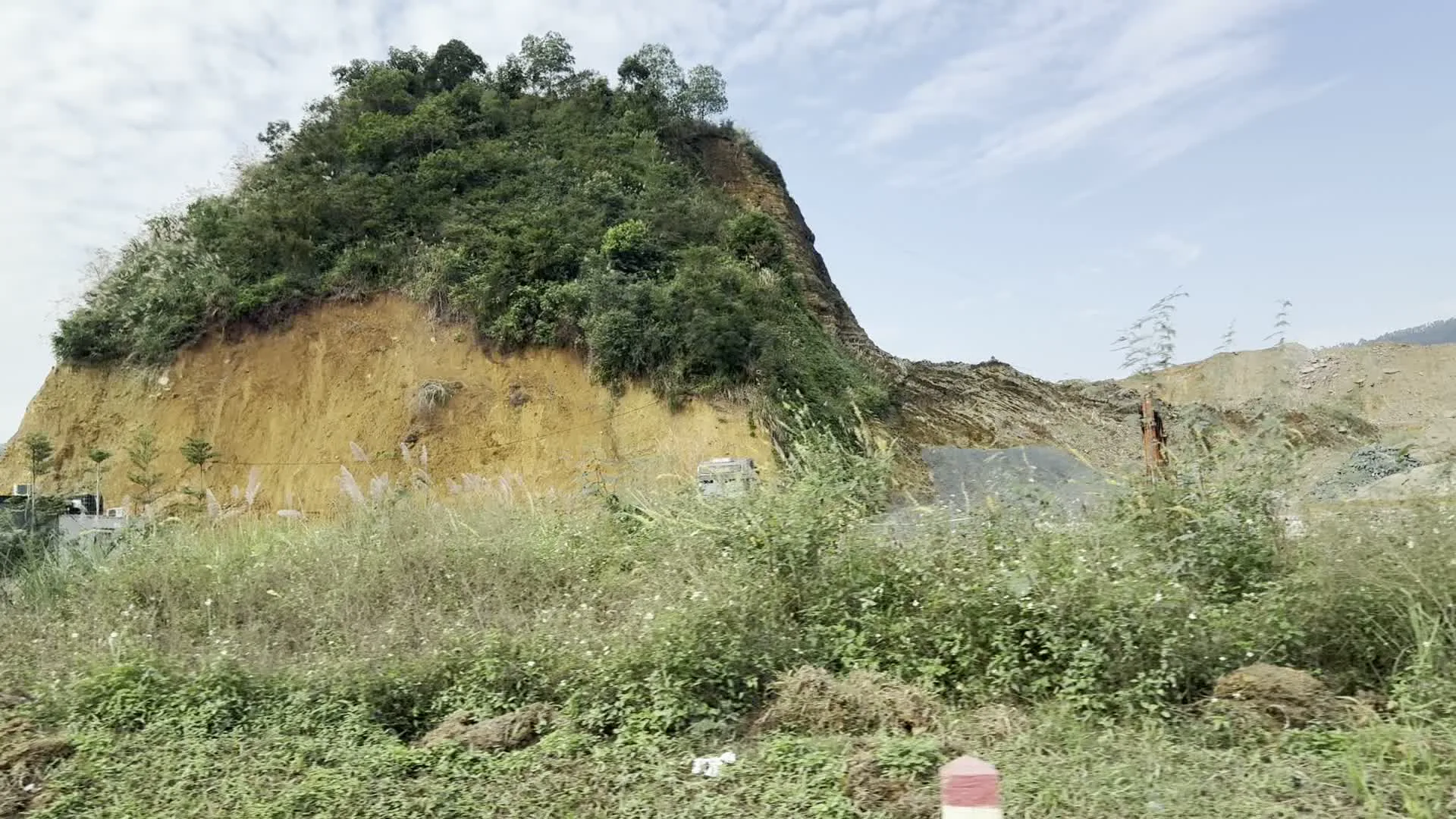 Cột mốc ghi HB (HB（ホアビン省の略称）