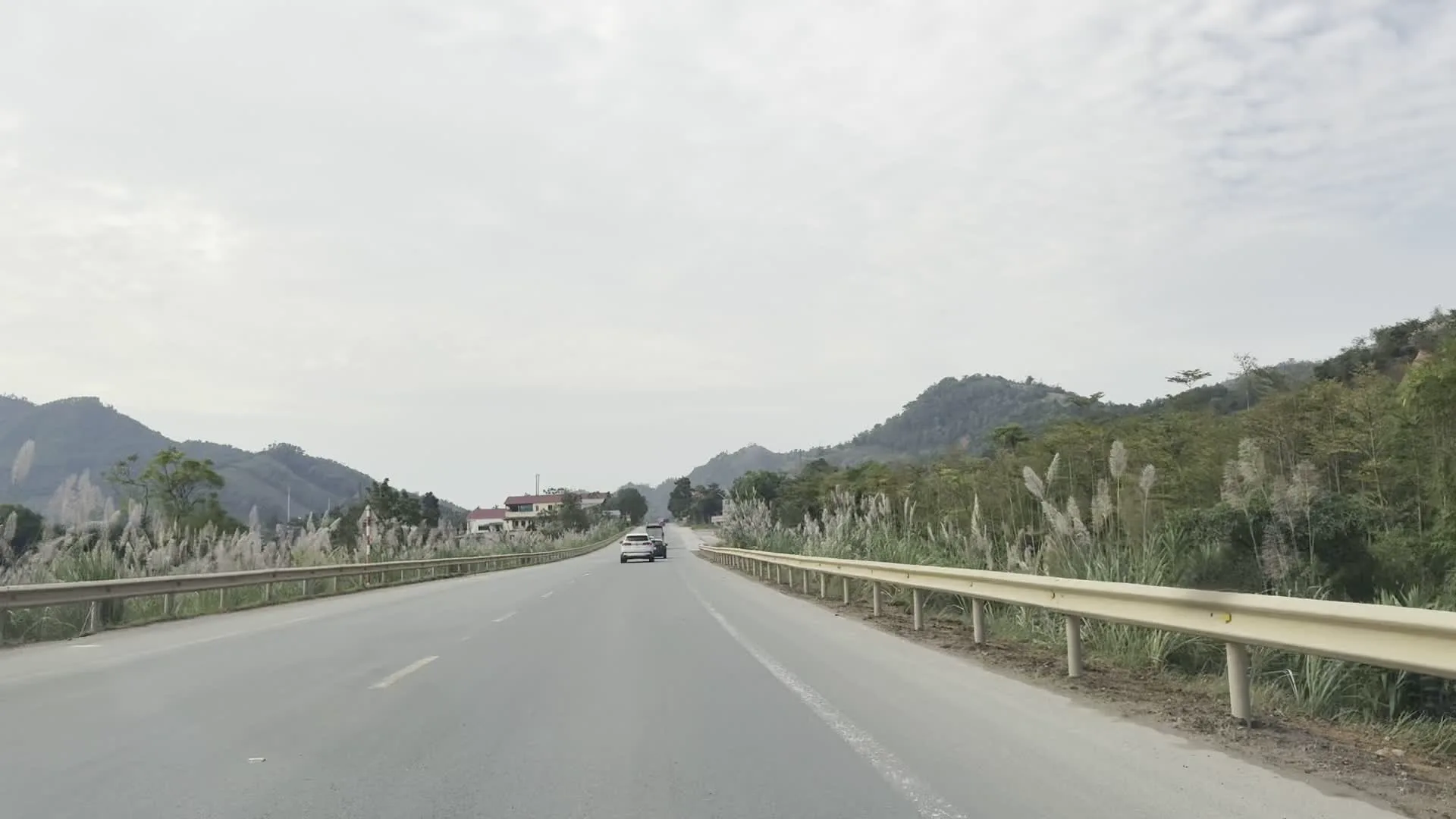 TRẠM DỪNG NGHỈ Y XUÂN (イ・スアン休憩所の看板)。SỮA (ミルクの看板)。XƯỞNG CÁN TÔN QUYNH ANH (クイン・アイン トタン圧延工場の看板)。ĐỊA CHỈ: KHU 4, THỊ TRẤN CAO PHONG (住所：ホアビン省カオフォン県カオフォン町4区を示す看板)