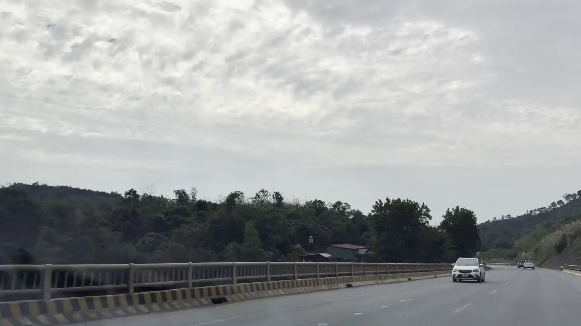 Thép Hòa Phát / Vững niềm tin xây tổ ấm（ホアファット・スチールの看板 / 温かい家庭を築くという信念を固める）。Cơm Quê（食堂「コムクエ（田舎のご飯）。Cơm - Lẩu bình dân - Các món ăn theo yêu cầu（ご飯 - 大衆鍋 - ご要望に応じた各種料理）。Bún Phố（食堂「ブンフォー（町の麺）