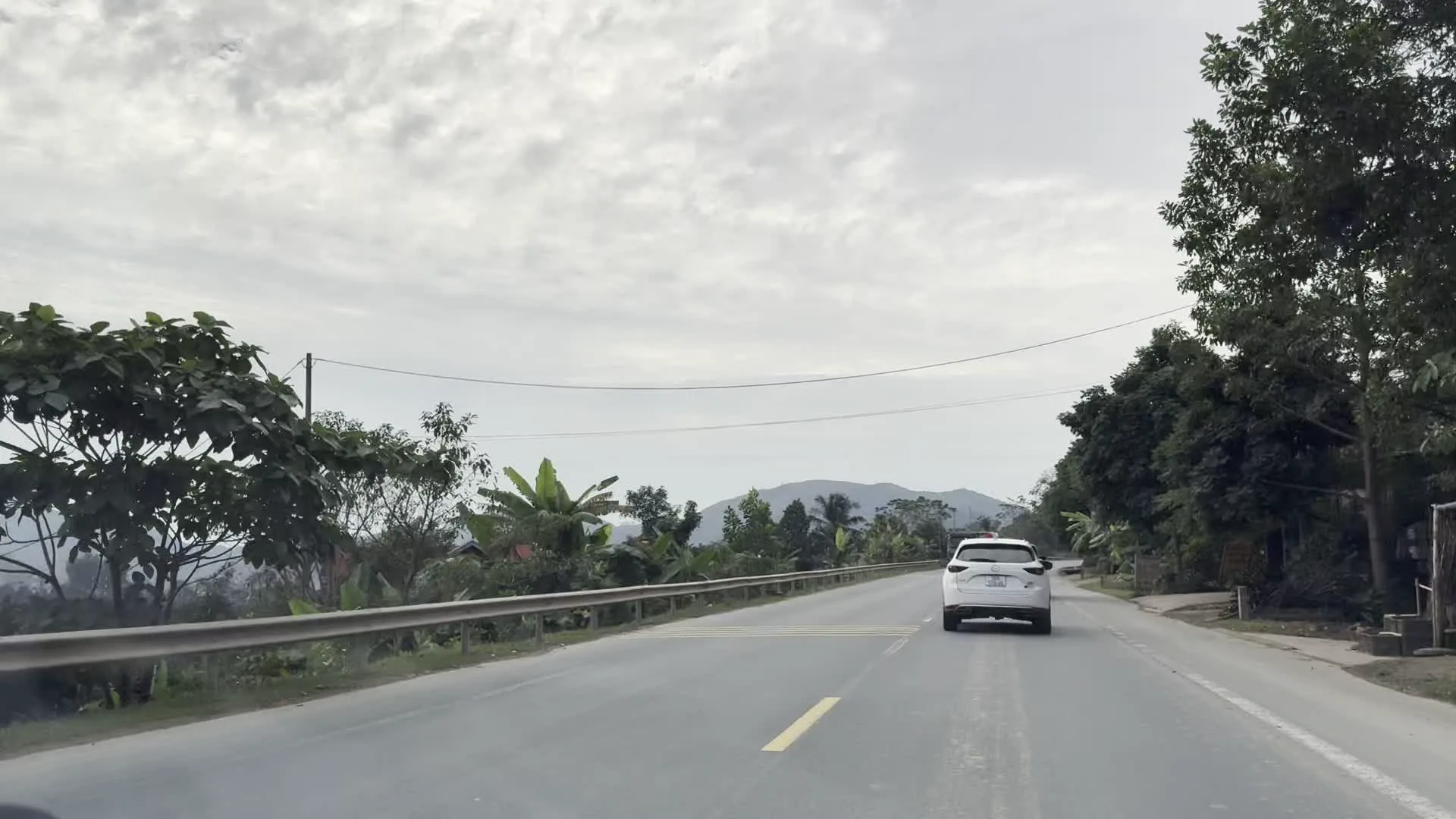 Quốc lộ 6 (AH13)（国道6号線（アジアハイウェイ13号線）。Biển số xe 28（ホアビン省のナンバープレート）