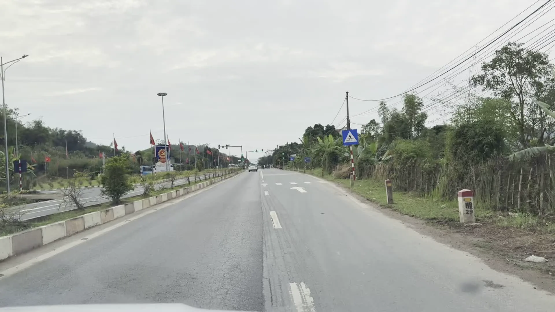 Quốc lộ 6 (国道6号線)。Cột mốc HB 29 (ホアビン省の29番里程標)