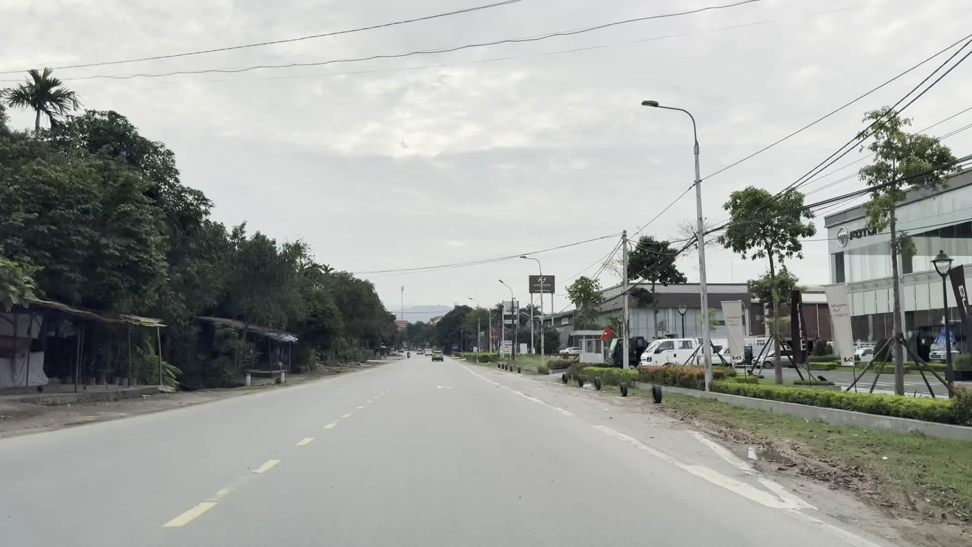 Ô TÔ PHÚ NGỌC（フー・ゴック自動車）。BIA SAIGON（ビアサイゴン）。DV-GỌI ĐẦU DƯỠNG SINH（ズオンシン・ヘッドスパサービス）。Quán Cơm（食堂）。Cơm Rang Bún - Phở（チャーハン、ブン、フォー）