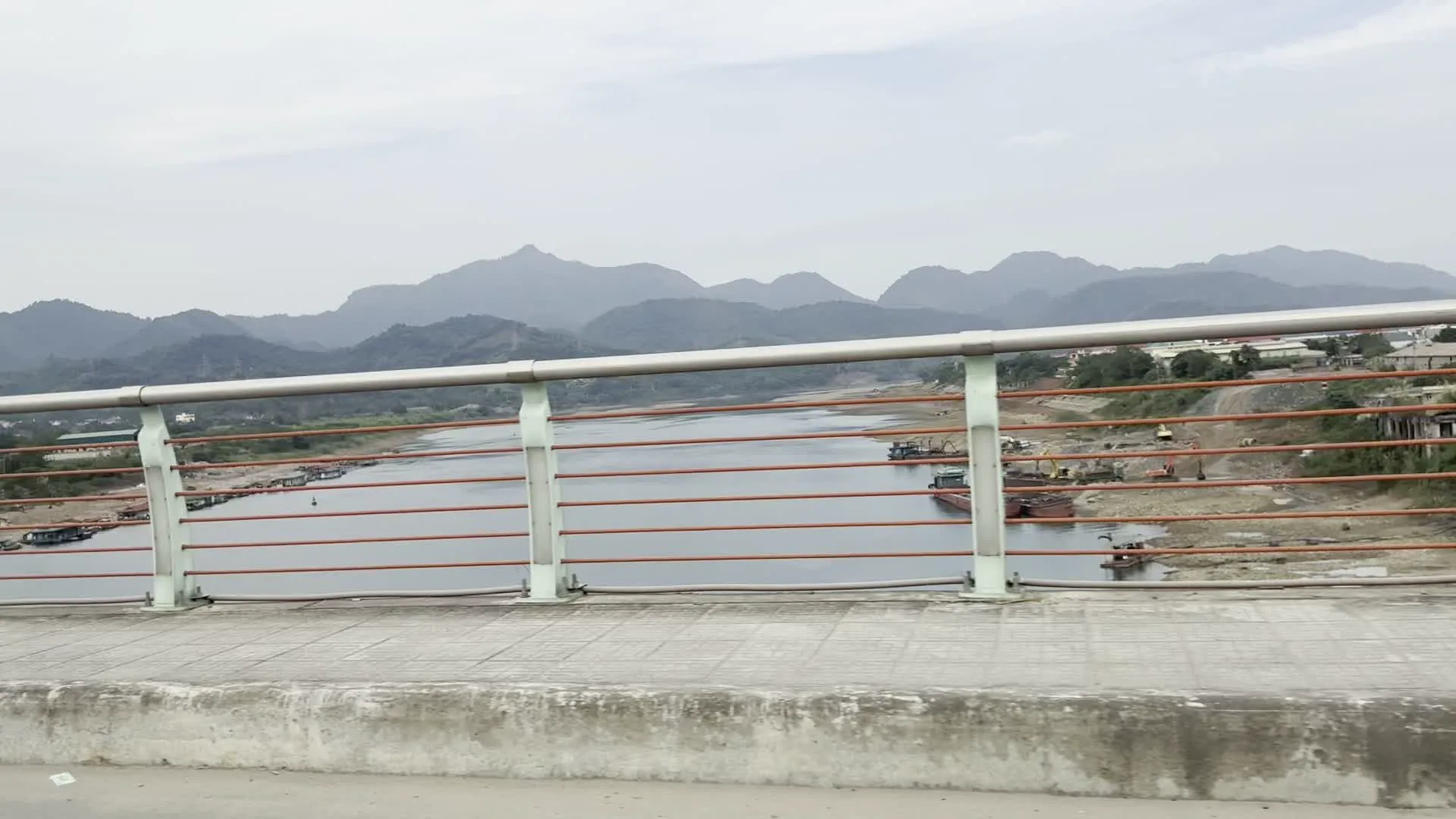 Sông Đà (ダー川)。Cầu Hòa Bình 3 (ホアビン第3橋)