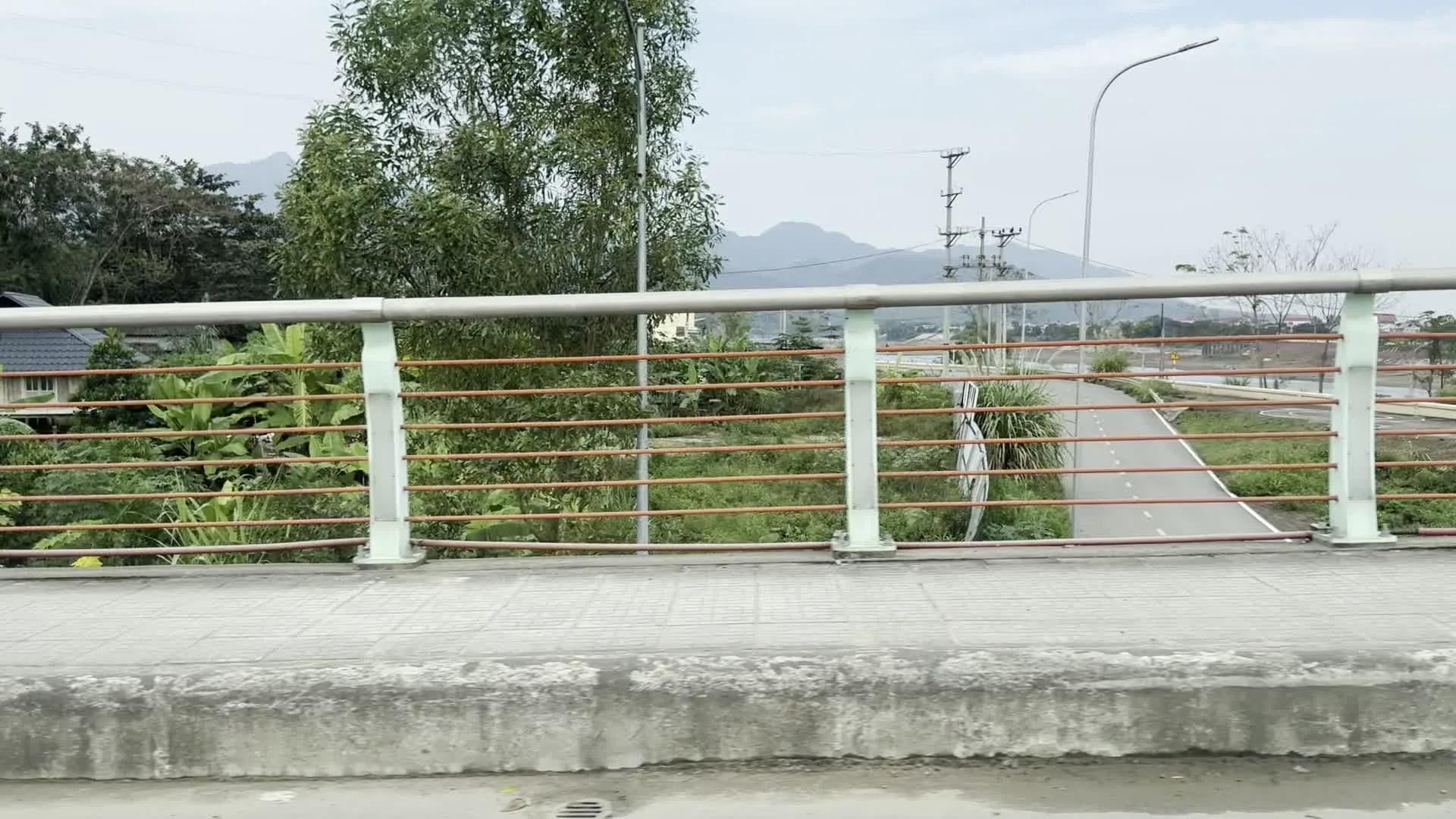 CASA / SIÊU QUẦN THỂ NGHỈ DƯỠNG / Sân golf Hilltop Valley（CASA超大型リゾート複合施設の広告看板 / ヒルトップ・バレー・ゴルフ場）。DỰ ÁN KHU DÂN CƯ SỐ 6, PHƯỜNG KỲ SƠN - THÀNH PHỐ HOÀ BÌNH（ホアビン市キーソン区 第6住宅地プロジェクトの案内板）