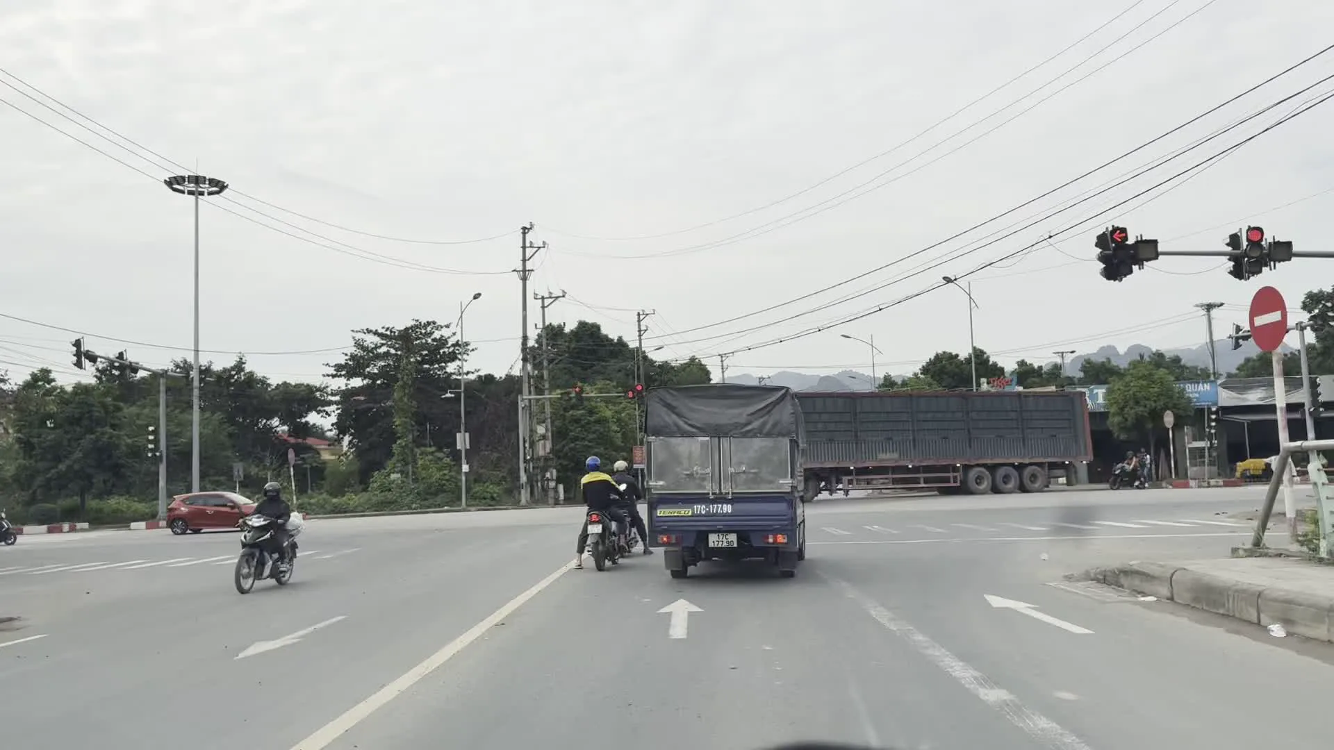 Biển số xe tỉnh Hòa Bình (28)（ホアビン省のナンバープレート、コード28）。Cờ Đảng Cộng sản Việt Nam（ベトナム共産党旗）