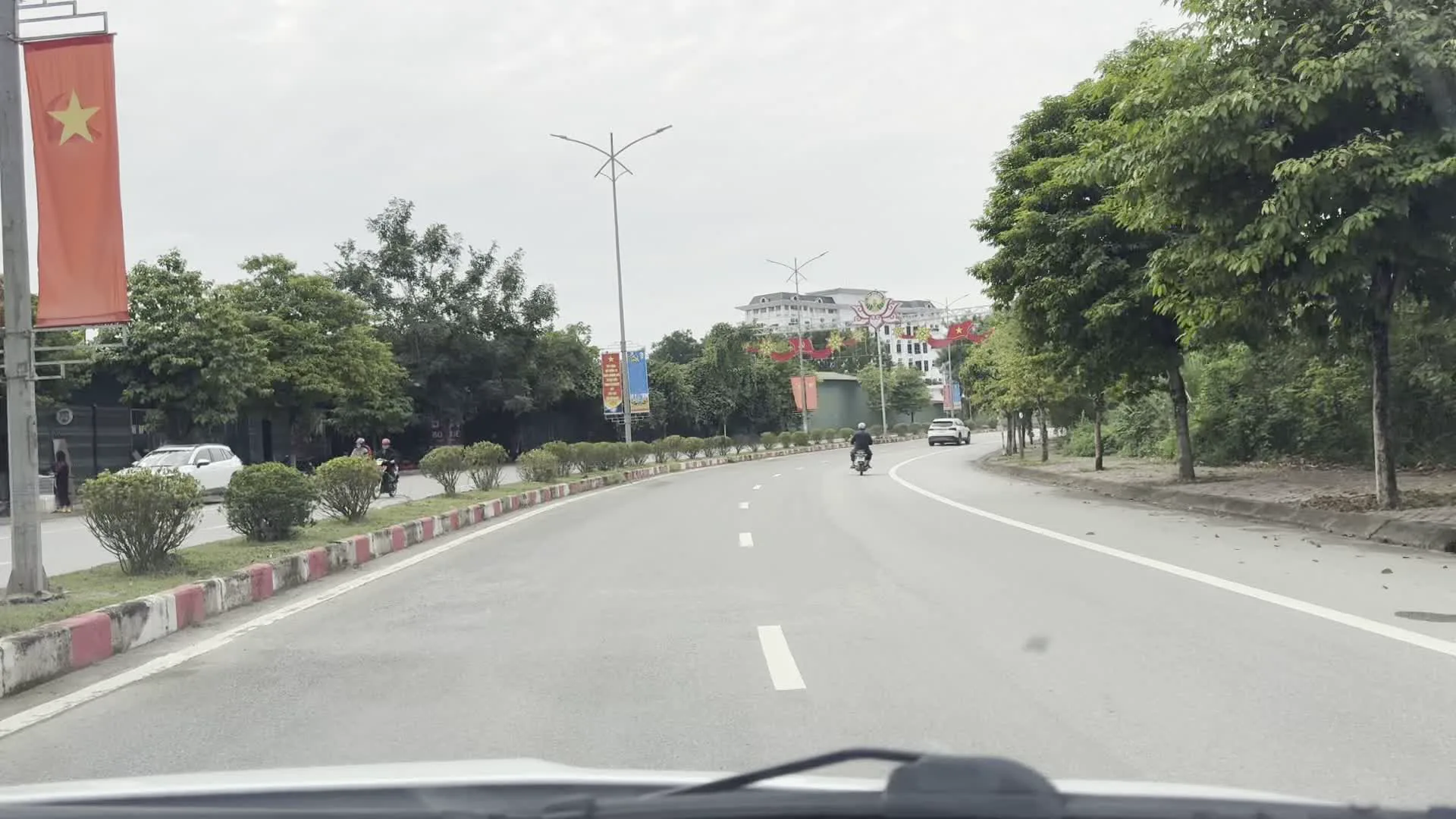 Biểu tượng thành phố Hòa Bình (ホアビン市のシンボル)。Phướn tuyên truyền Đại hội đại biểu các dân tộc thiểu số tỉnh Hòa Bình lần thứ IV, năm 2024 (2024年第4回ホアビン省少数民族代表大会のプロパガンダ垂れ幕)。BIDV (Ngân hàng thương mại cổ phần Đầu tư và Phát triển Việt Nam / ベトナム投資開発銀行)。Pic Póc Coffee (ピックポック・コーヒー)