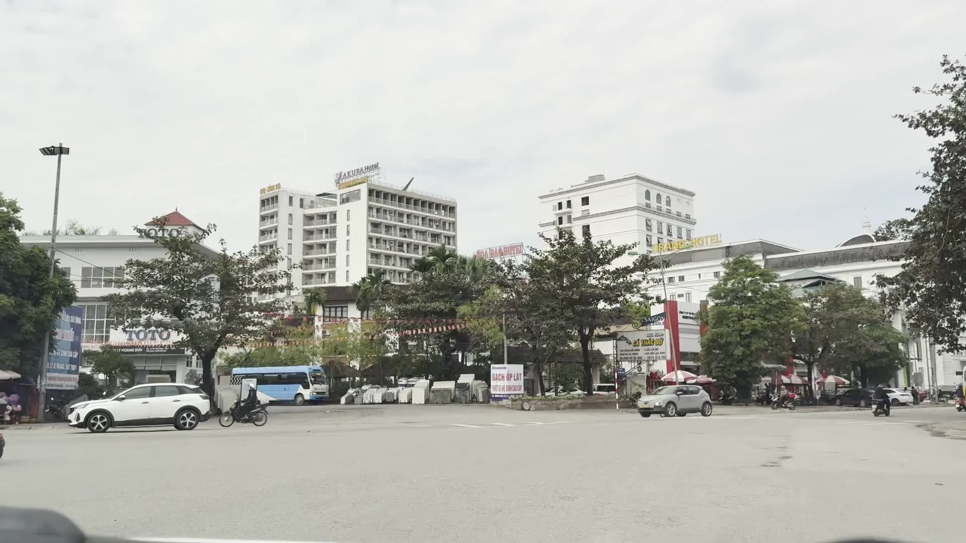 SAKURA HOTEL（さくらホテル）。GRAND HOTEL（グランドホテル）。TOTO（トートー・住宅設備メーカーの看板）。VUA CÁ LÒNG PHƯƠNG（ヴア・カー・ロン・フオン / 魚料理レストラン）。ĐIỆN TỬ VIỄN THÔNG AN BÌNH（ディエン・トゥ・ヴィエン・トン・アン・ビン / アンビン電気通信店）