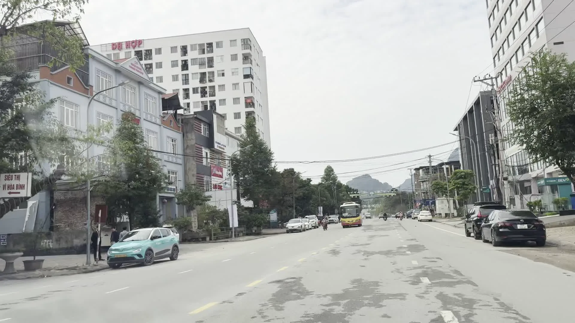 DA HOP（ダーホップ、ホアビン省に拠点を置く企業グループのビル）。SIÊU THỊ NỘI THẤT VỊ HOÀ BÌNH（ヴィーホアビン・インテリアスーパーマーケット）