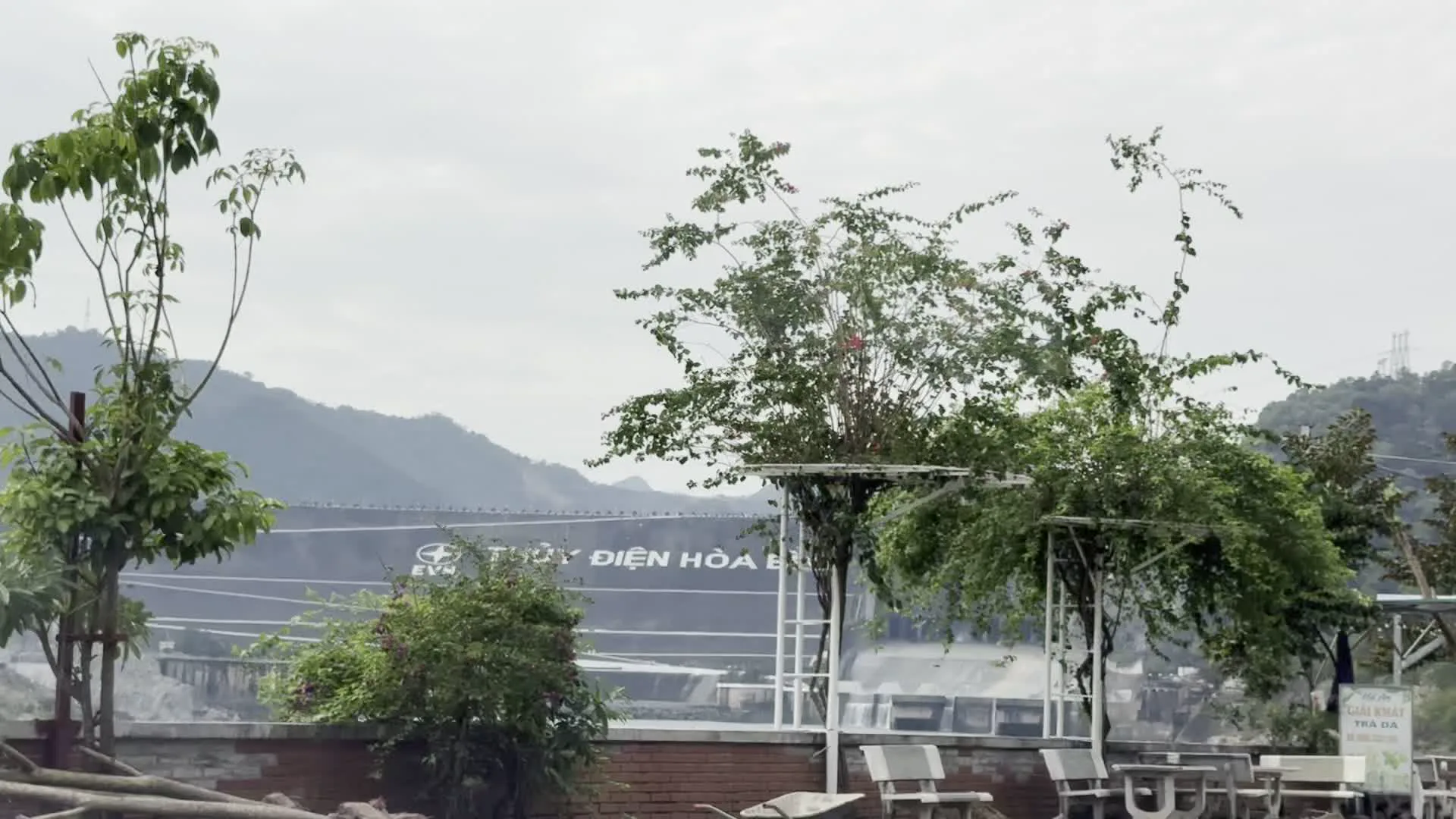 Thủy điện Hòa Bình（ホアビン水力発電所）。Quán ăn giải khát, Trà đá, Mía tươi（軽食堂、アイスティー、サトウキビジュースの看板）