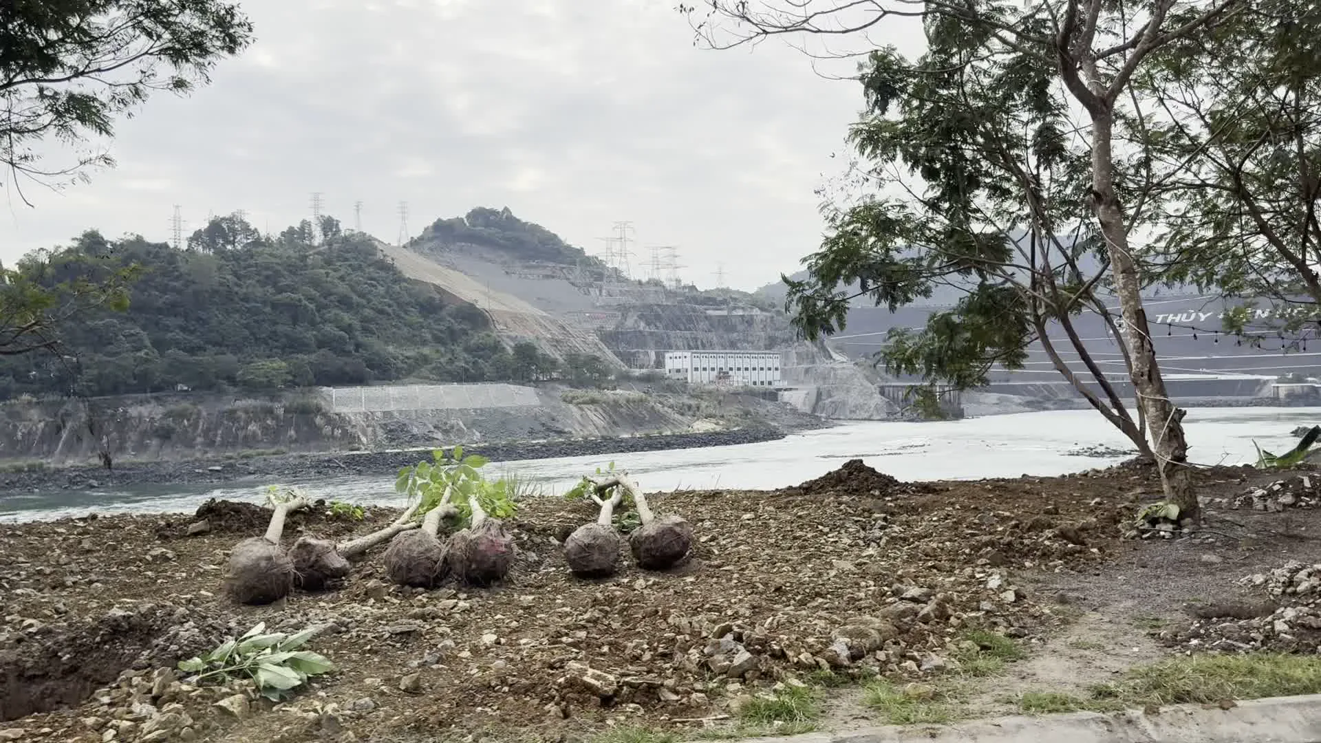 Nhà máy thủy điện Hòa Bình (ホアビン水力発電所。GPS座標、および画像内のダム、発電施設、送電鉄塔の風景から特定。画像3の看板には、ここが「CÔNG TRÌNH QUAN TRỌNG LIÊN QUAN ĐẾN AN NINH QUỐC GIA（国家安全保障に関連する重要施設）