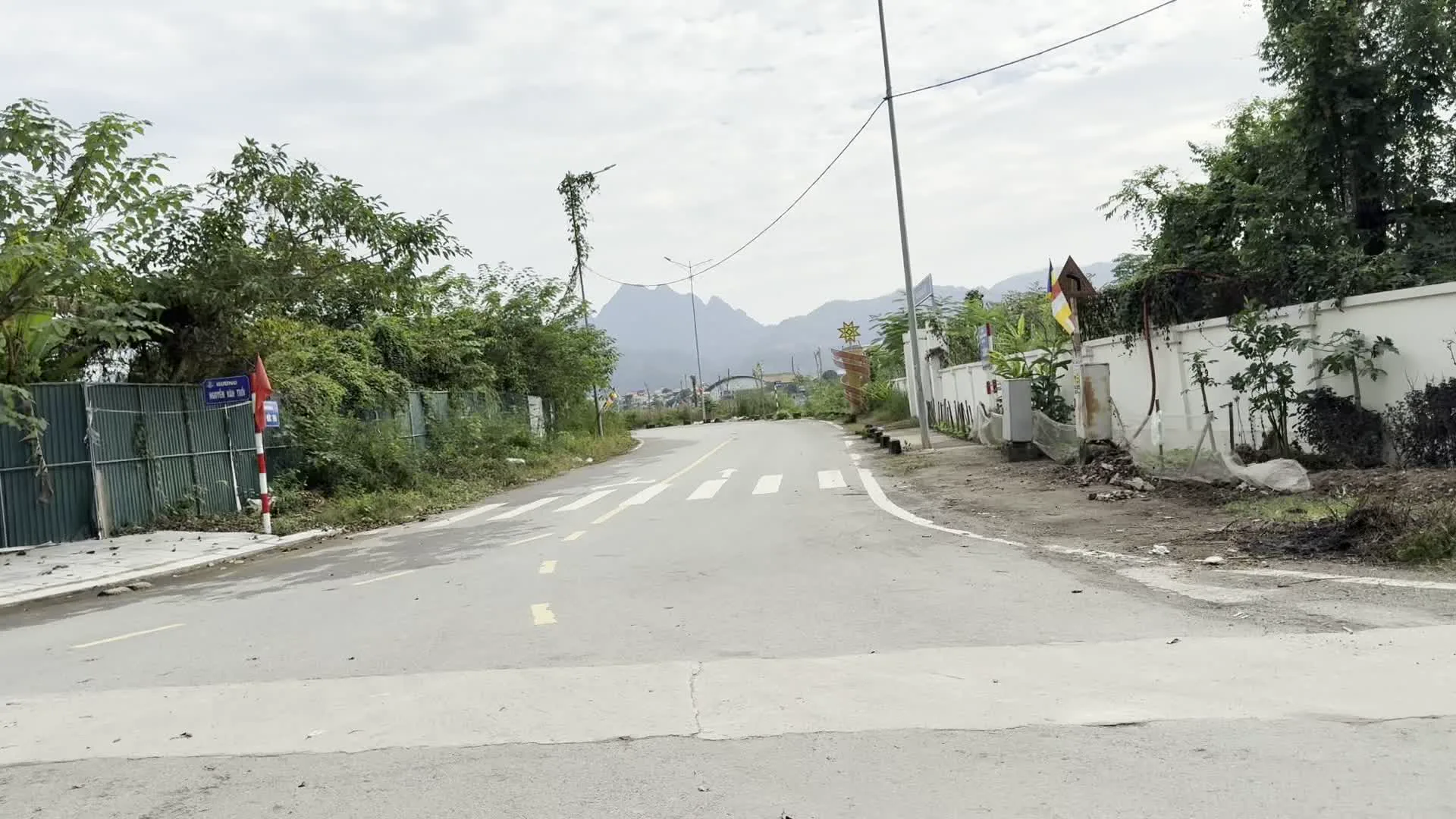 Đường Nguyễn Văn Trỗi（グエン・ヴァン・チョイ通り）。Trường Mầm non Hữu Nghị（友好幼稚園）