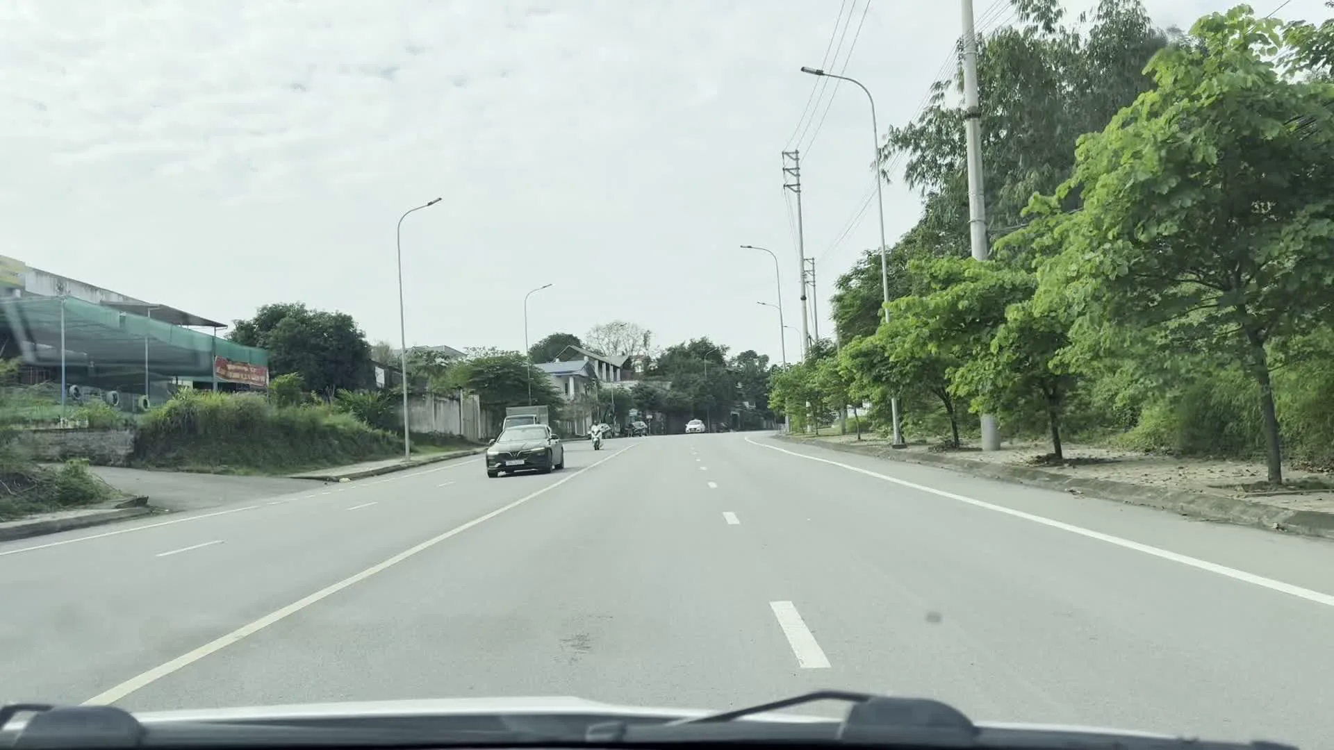 Cơm bình dân（コムビンザン / 庶民の食堂・大衆食堂）。Nhà nghỉ（ニャーギー / 宿・ゲストハウス）