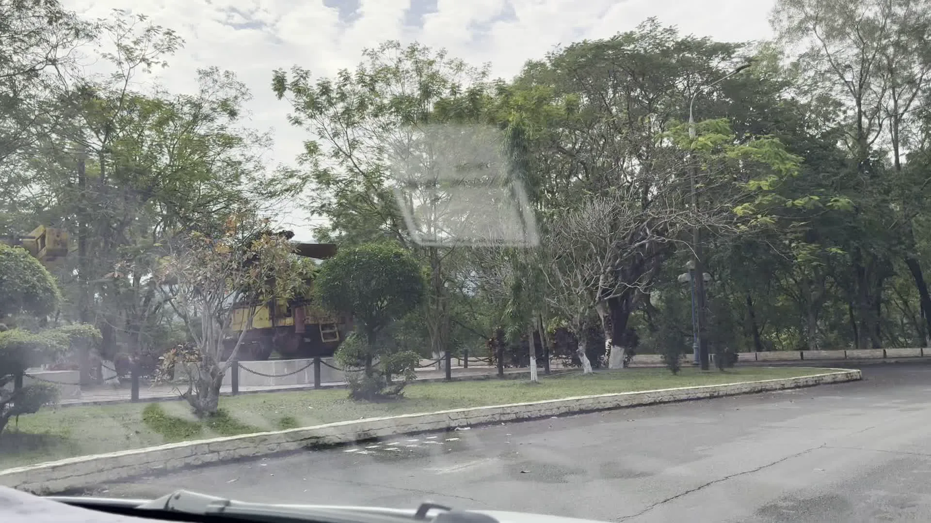 Đập thủy điện Hòa Bình (ホアビン水力発電所ダム)。Xe ben BelAZ-540 trưng bày tại nhà máy thủy điện Hòa Bình (ホアビン水力発電所で展示されている、建設時に使用されたソ連製ダンプトラックBelAZ-540)