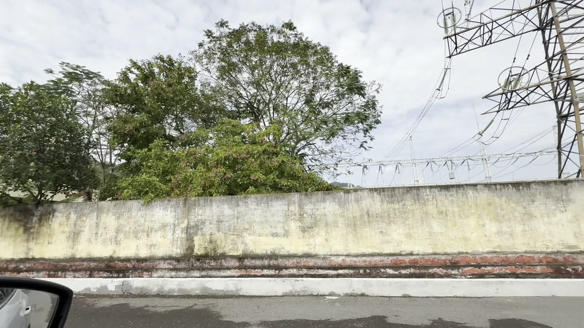 Nhà máy thủy điện Hòa Bình（ホアビンダム水力発電所）。Biển báo "Khu vực cơ quan - Cấm vào"（「官庁区域 - 立入禁止」の標識）