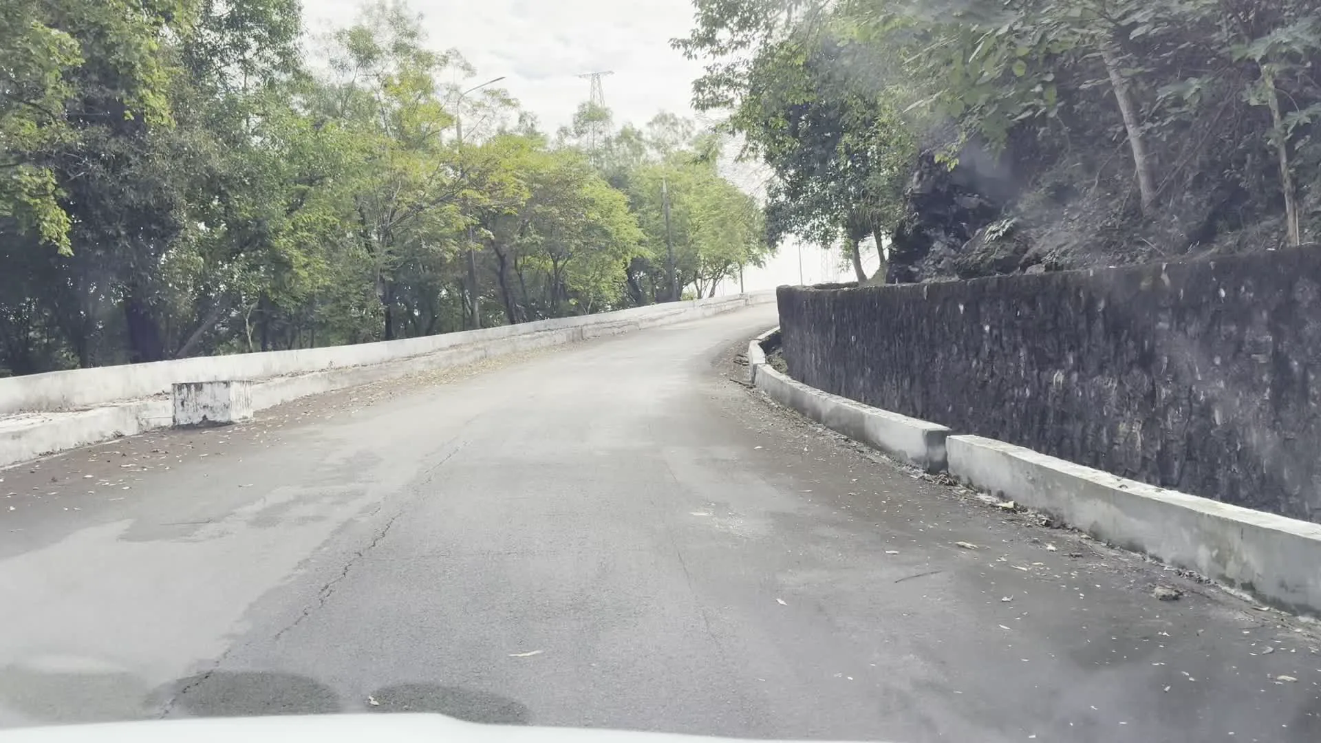 Nhà máy thủy điện Hòa Bình（ホアビン水力発電所）。Cảnh báo khu vực cấm vào（警告、立入禁止区域の標識）