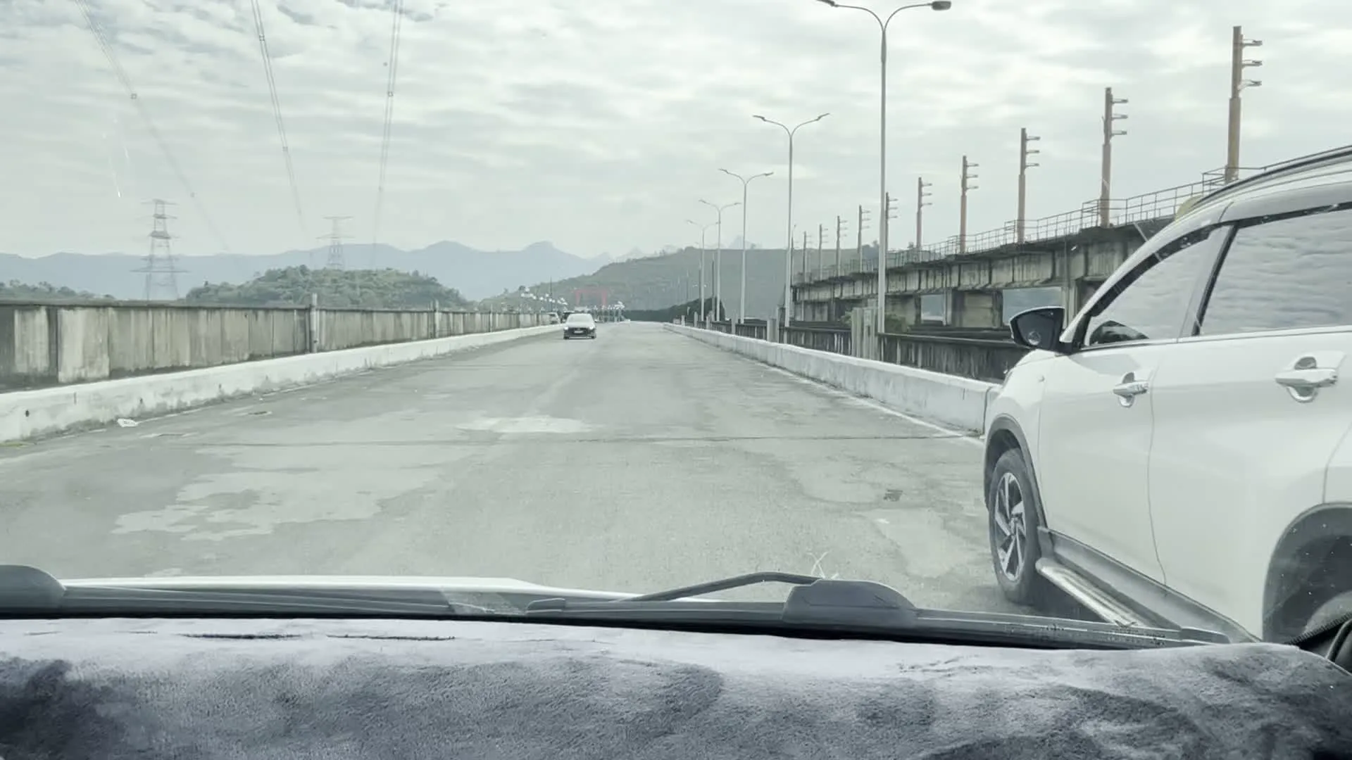 Đập thủy điện Hòa Bình (ホアビン水力発電所ダム)。Biển báo "Khu vực quân sự - Cấm vào" (「軍事区域 - 進入禁止」の標識)