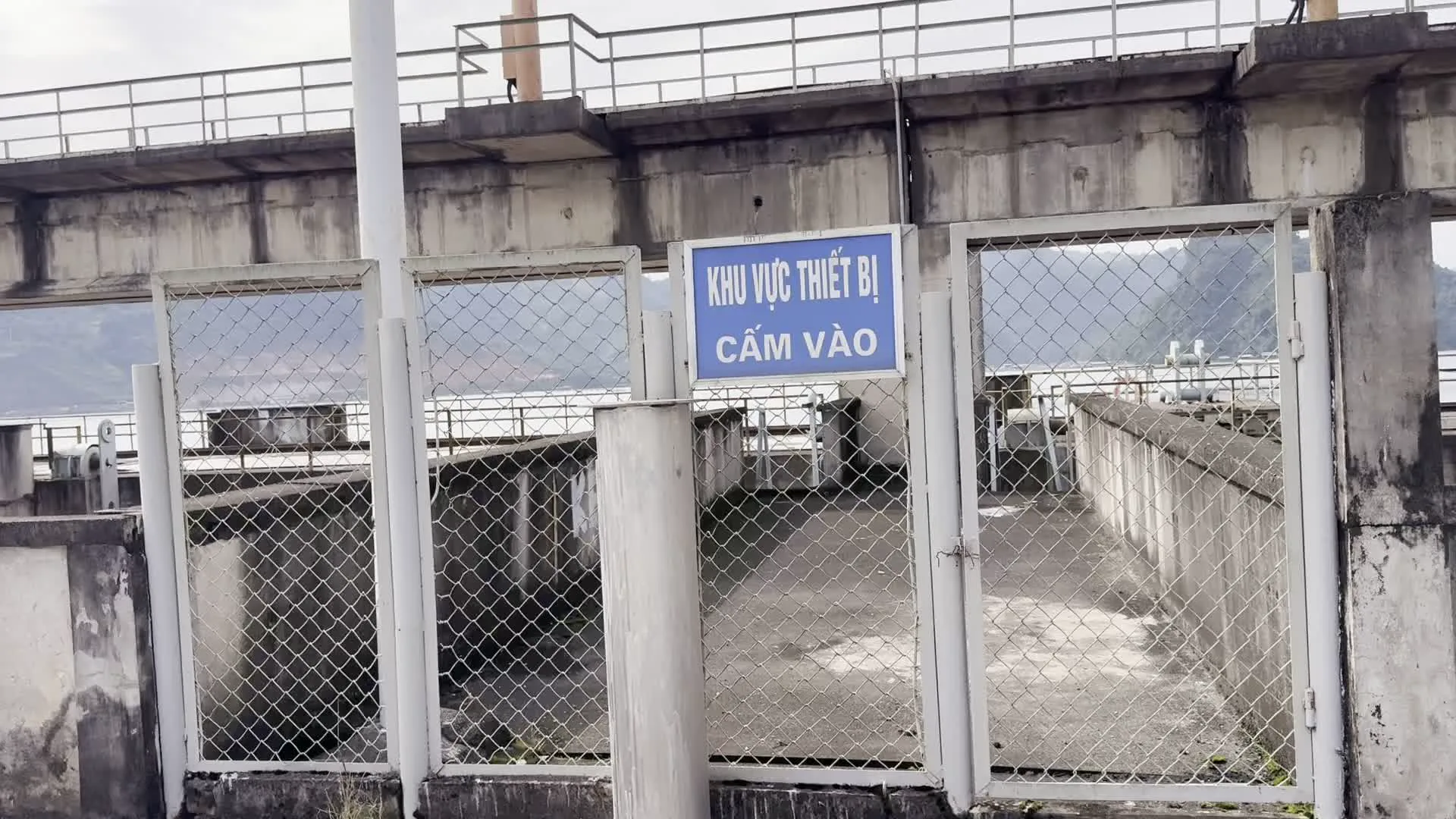 Nhà máy thủy điện Hòa Bình（ホアビン水力発電所）。KHU VỰC THIẾT BỊ / CẤM VÀO（設備区域 / 立入禁止の看板）