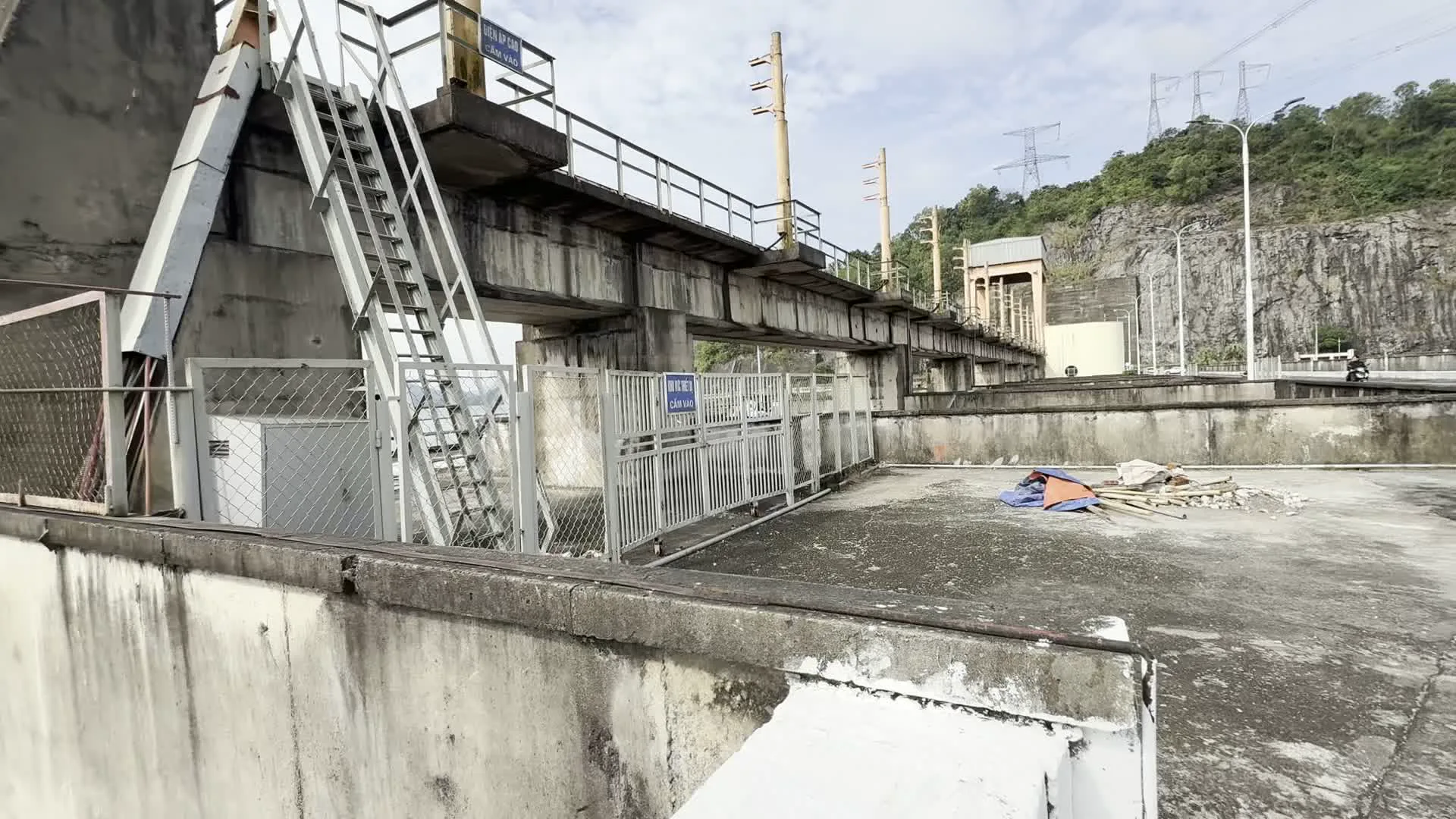 Nhà máy thủy điện Hòa Bình（ホアビン水力発電所）。KHU VỰC CỬA LẤY NƯỚC（取水口エリアの標識）。KHU VỰC CẤM VÀO（立入禁止区域の標識）。CƠ QUAN KHÔNG PHẬN SỰ MIỄN VÀO（関係者以外立入禁止の看板）