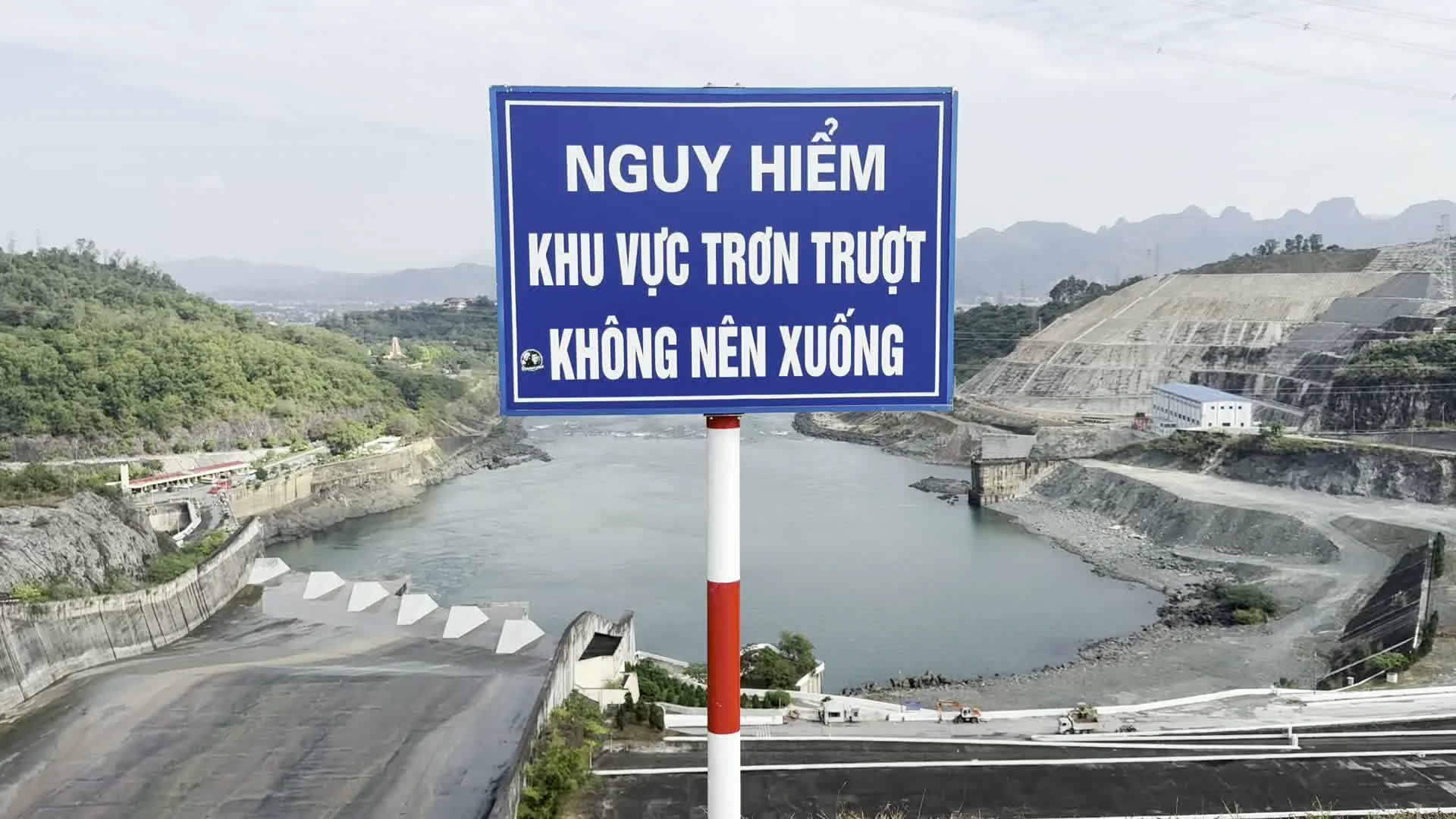 Đập thủy điện Hòa Bình（ホアビンダム）。NGUY HIỂM, KHU VỰC TRƠN TRƯỢT, KHÔNG NÊN XUỐNG（危険、滑りやすい場所、下りないでくださいという警告看板）