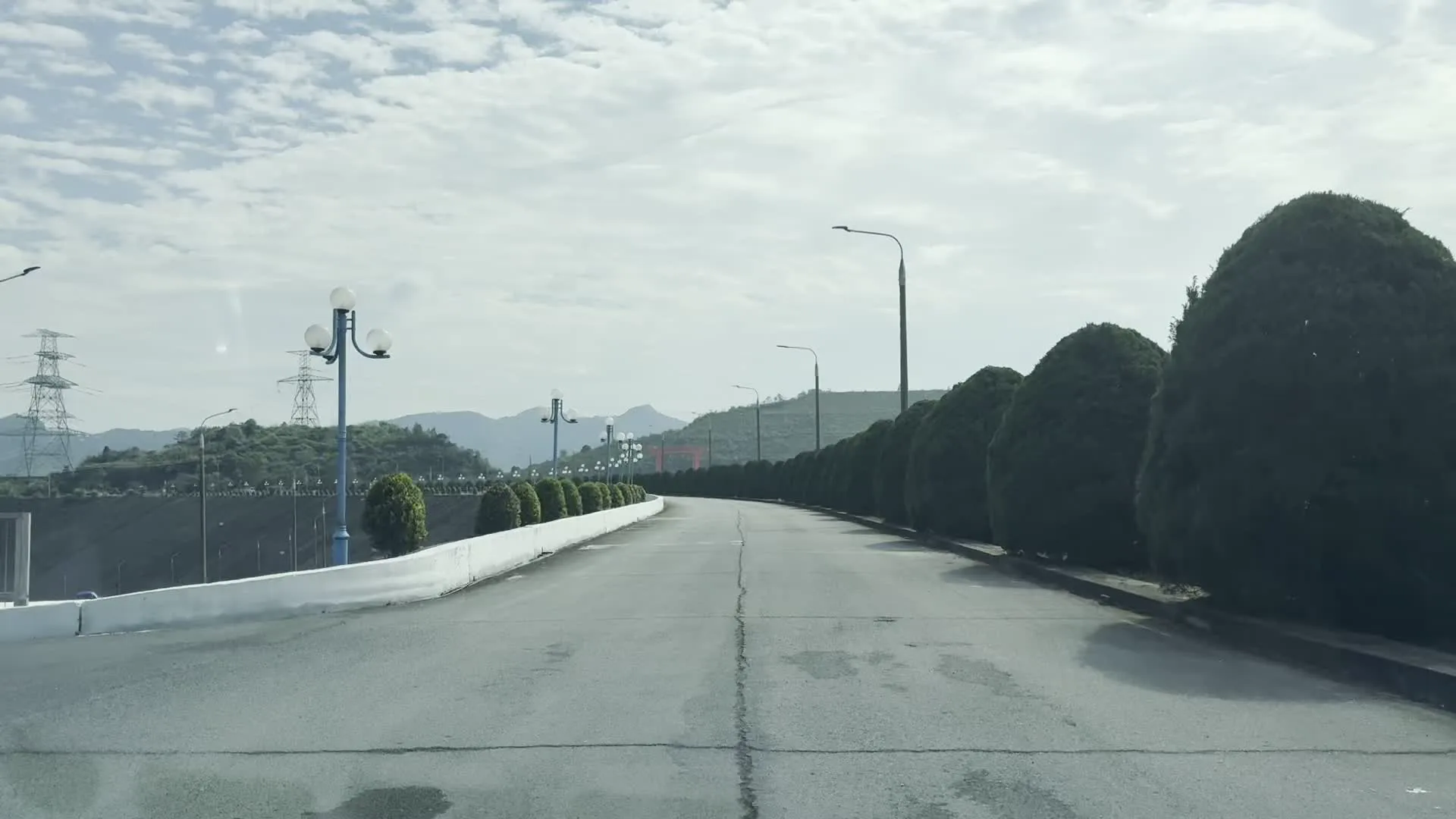 Nhà máy Thủy điện Hòa Bình (ホアビン水力発電所)