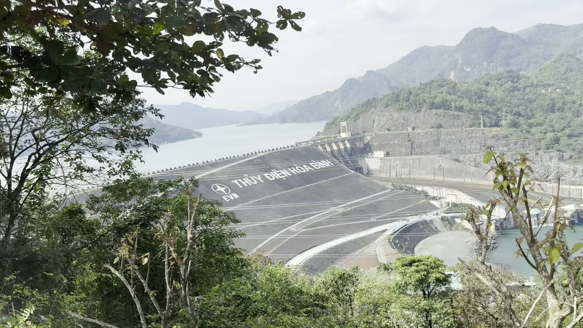 Thủy điện Hòa Bình（ホアビン水力発電所）。EVN（Tập đoàn Điện lực Việt Nam / ベトナム電力グループ）