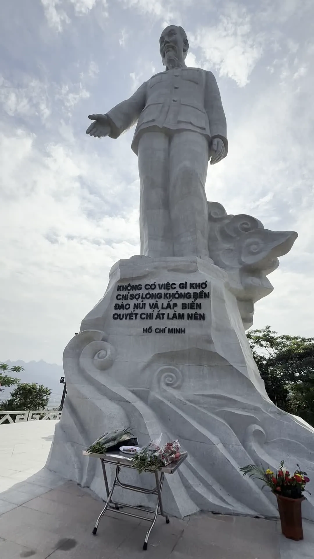 Tượng đài Bác Hồ trên công trình Thủy điện Hòa Bình（ホアビン水力発電所にあるホーおじさんの像）。"Không có việc gì khó, Chỉ sợ lòng không bền, Đào núi và lấp biển, Quyết chí ắt làm nên" - Hồ Chí Minh（「困難なことはない、ただ不屈の心がないことを恐れるだけだ。山を掘り、海を埋めることさえ、決意があれば必ず成し遂げられる」 - ホー・チ・ミンの詩）