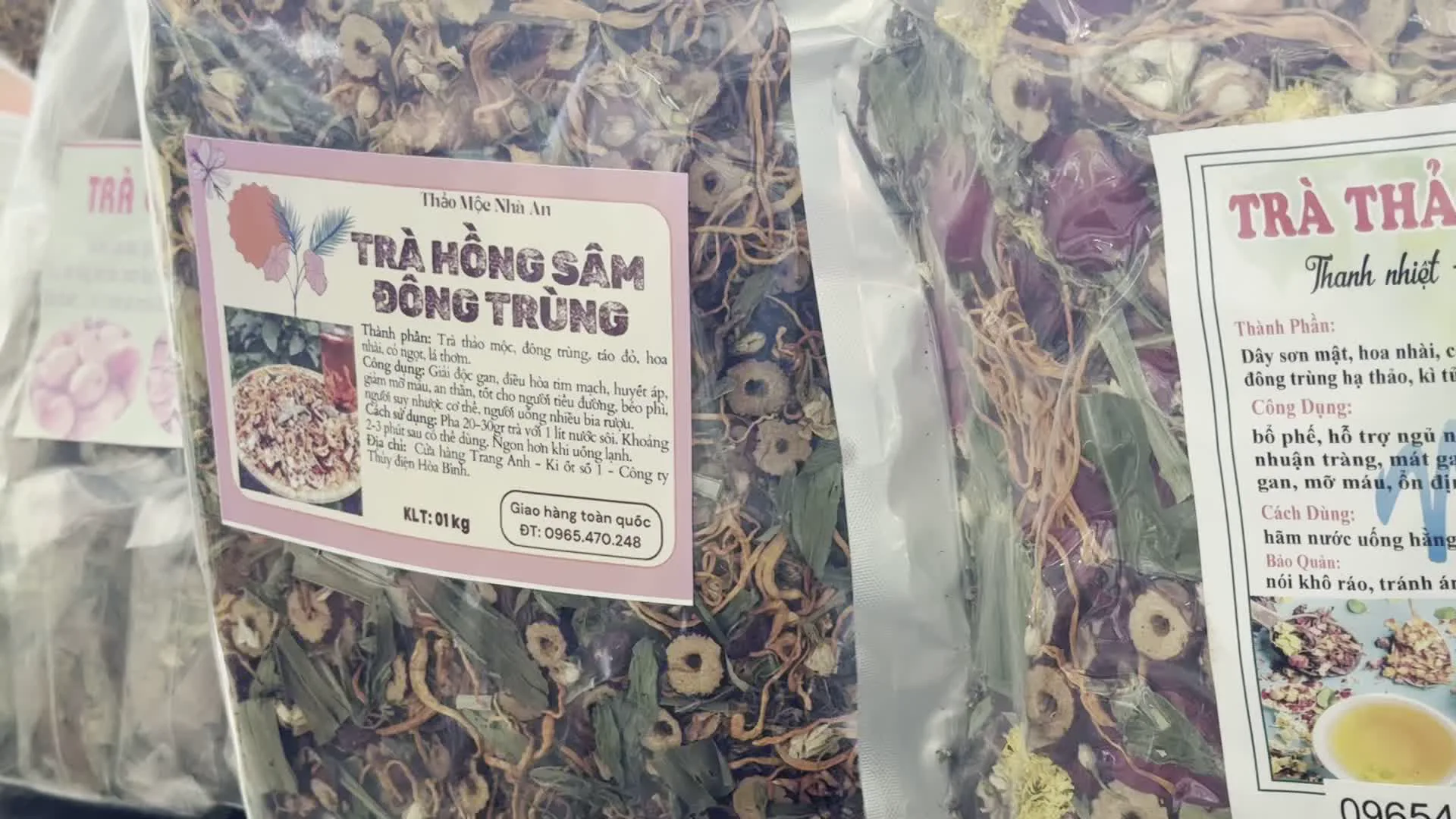 Thảo Mộc Nhị An（ニアン社のハーブ製品）。TRÀ HỒNG SÂM ĐÔNG TRÙNG（高麗人参と冬虫夏草の茶）。Cửa hàng Trung Anh - ... Công ty Thủy điện Hòa Bình（チュンアイン商店 - ...ホアビン水力発電会社・ホアビン省内の所在地を示す住所表記）