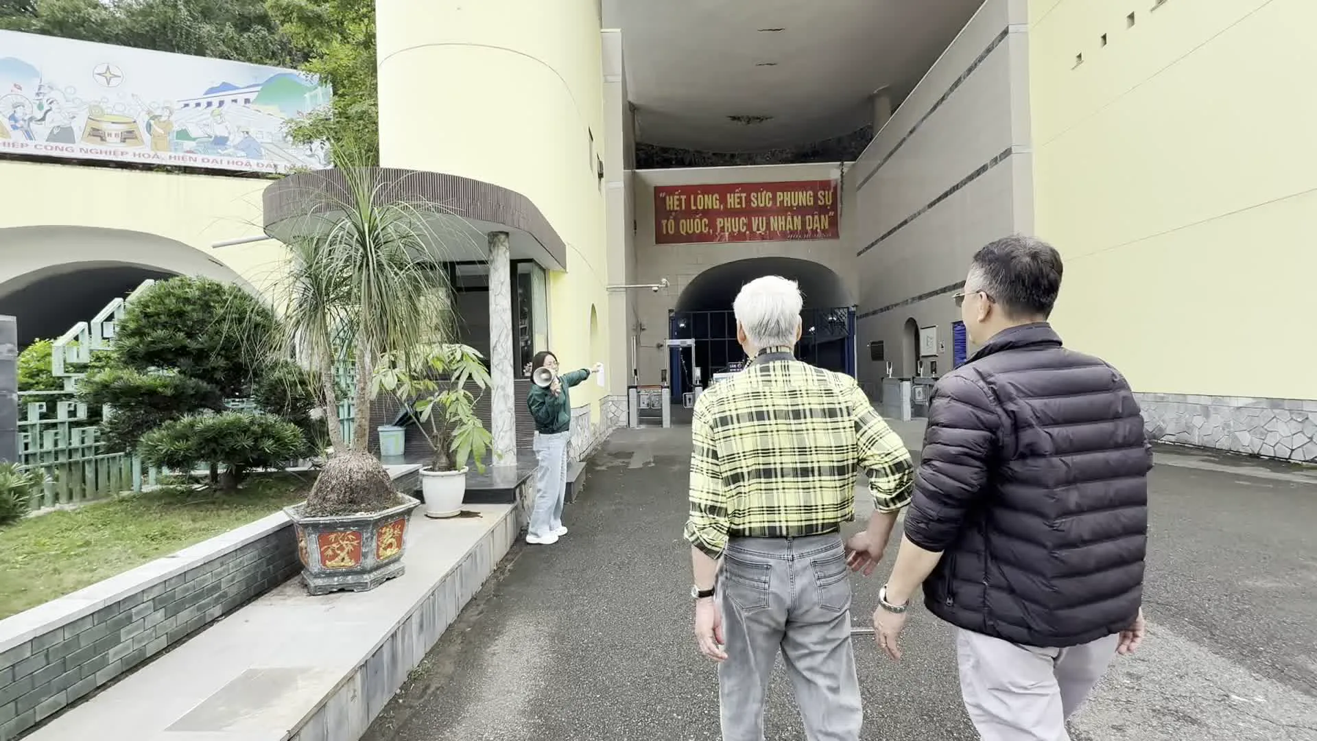 Nhà máy thủy điện Hòa Bình（ホアビン水力発電所）。Hết lòng, hết sức phụng sự Tổ quốc, phục vụ nhân dân（心を尽くし、力を尽くして祖国に奉仕し、人民に仕える）。Sự nghiệp công nghiệp hóa, hiện đại hóa đất nước（国の工業化・近代化事業）