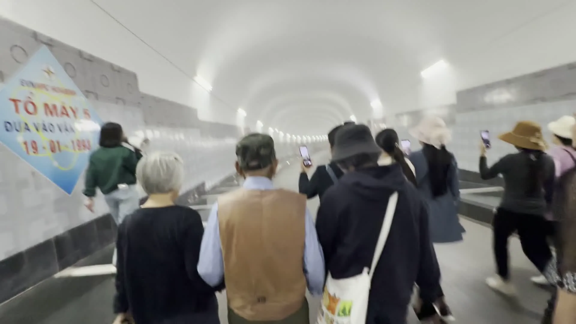 Tổ máy số 5 đưa vào vận hành ngày 19-01-1994（発電機ユニット5号機、1994年1月19日運用開始の記念銘板。ホアビン水力発電所内に設置）