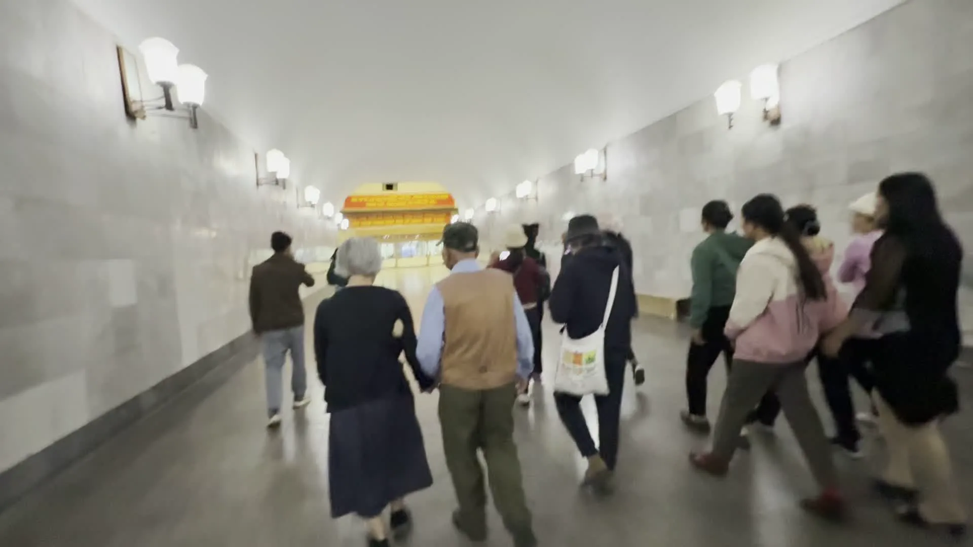 Nhà máy thủy điện Hòa Bình (ホアビン水力発電所)。Đảng Cộng sản Việt Nam quang vinh muôn năm。(ベトナム共産党に栄光あれ、万歳。)