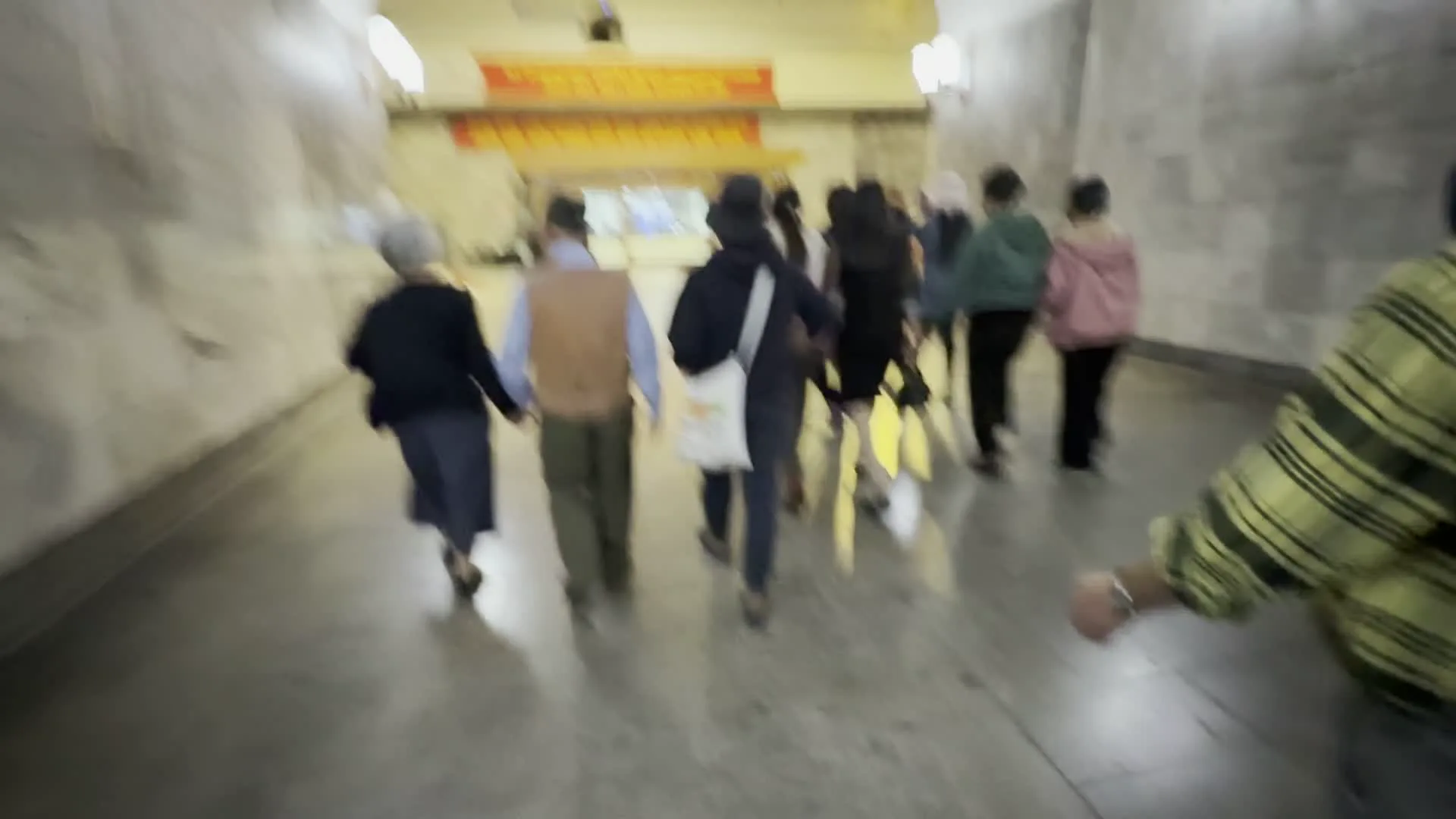 Nhà máy Thủy điện Hòa Bình (ホアビン水力発電所)。CHÚ Ý。NẮP HỐ MỞ (注意。穴の蓋が開いています)