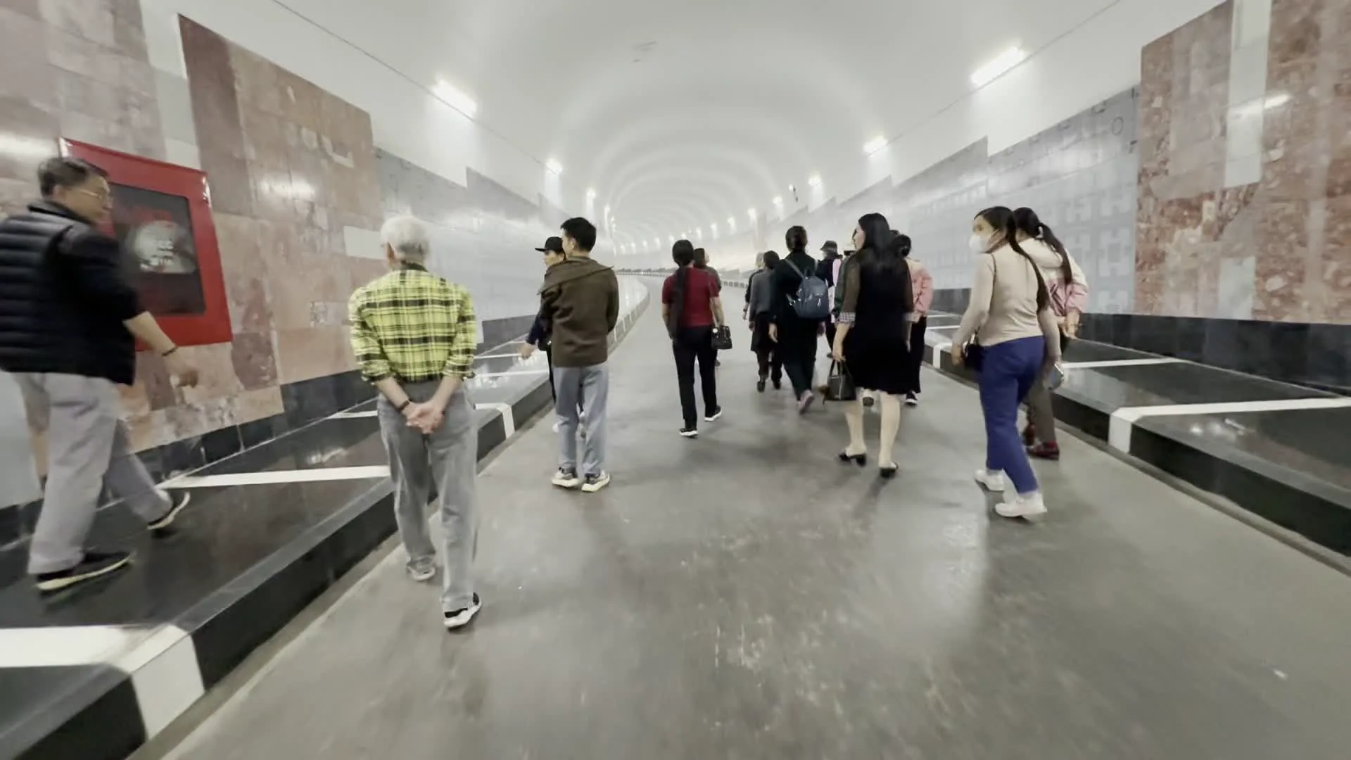 Nhà máy Thủy điện Hòa Bình（ホアビン水力発電所。発電所のタービン室に通じる見学用トンネル）