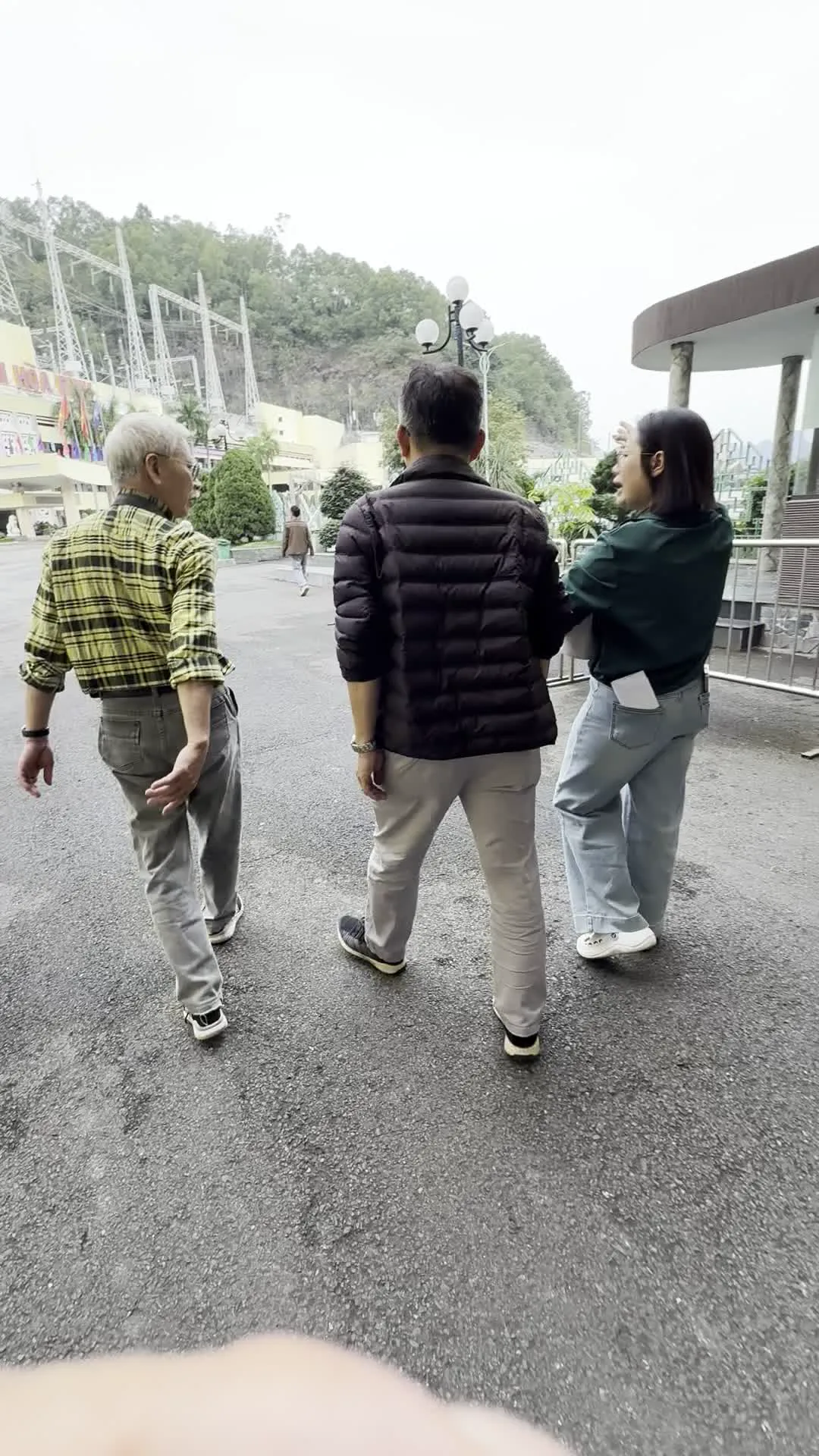 Nhà máy thủy điện Hòa Bình（ホアビン水力発電所）。HẾT LÒNG, HẾT SỨC PHỤNG SỰ TỔ QUỐC, PHỤC VỤ NHÂN DÂN - CHỦ TỊCH HỒ CHÍ MINH（「祖国に心を尽くし、力を尽くして奉仕し、人民に服務する」- ホー・チ・ミン主席の言葉。ホアビン水力発電所の施設入口に掲げられたスローガン）