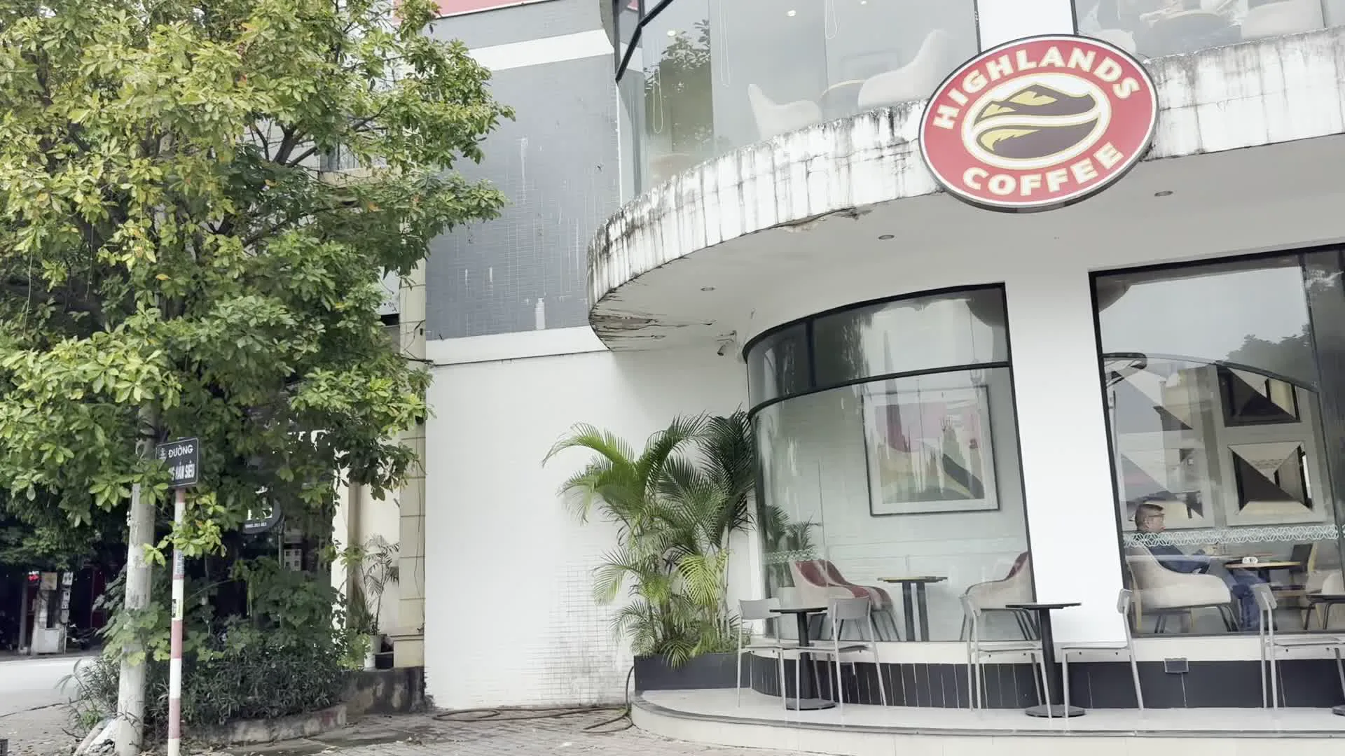 Highlands Coffee（ハイランズコーヒー／ベトナムのコーヒーチェーン）。Sông Đà（ダー川／ベトナム北部を流れる川）。Nhà máy thủy điện Hòa Bình（ホアビン水力発電所／ホアビン省の象徴的なダム）